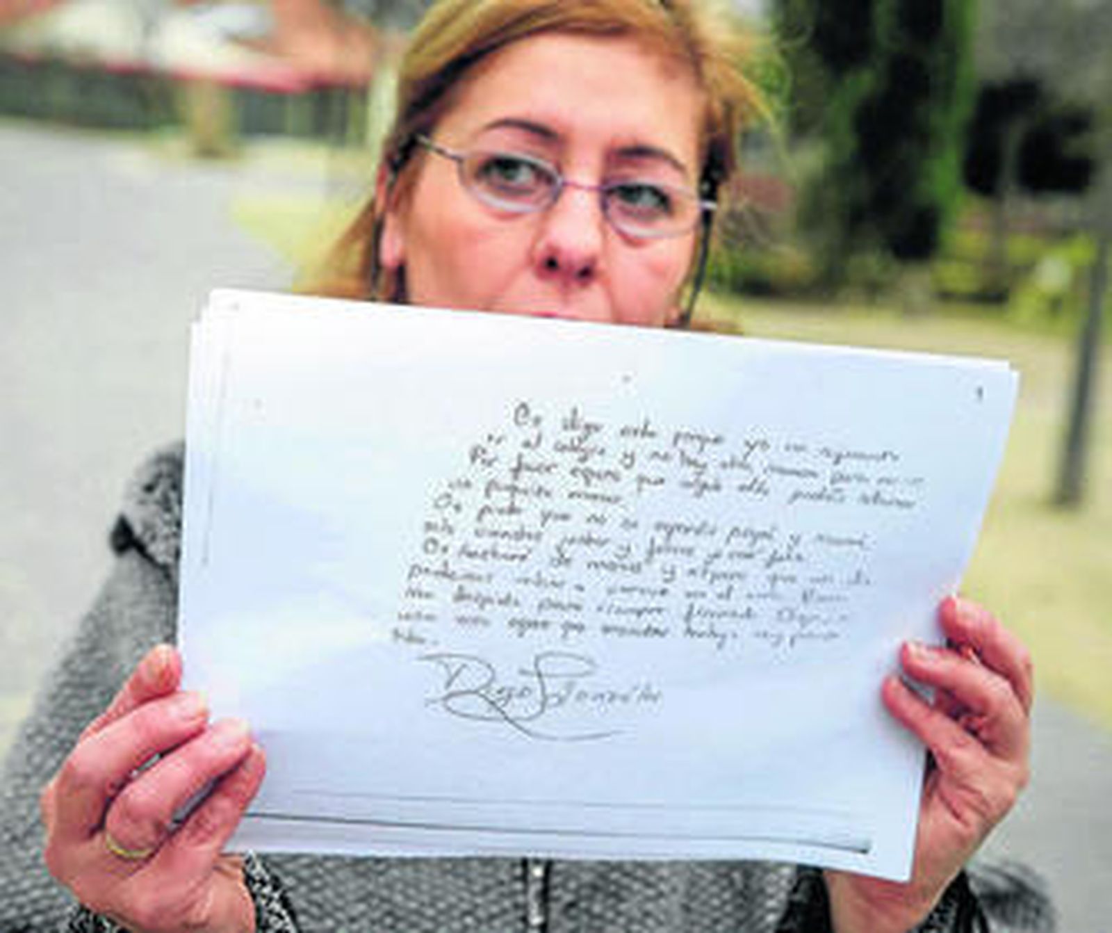 Carmen González, la madre de Diego, muestra ayer una copia de parte de la carta que dejó escrita el niño.