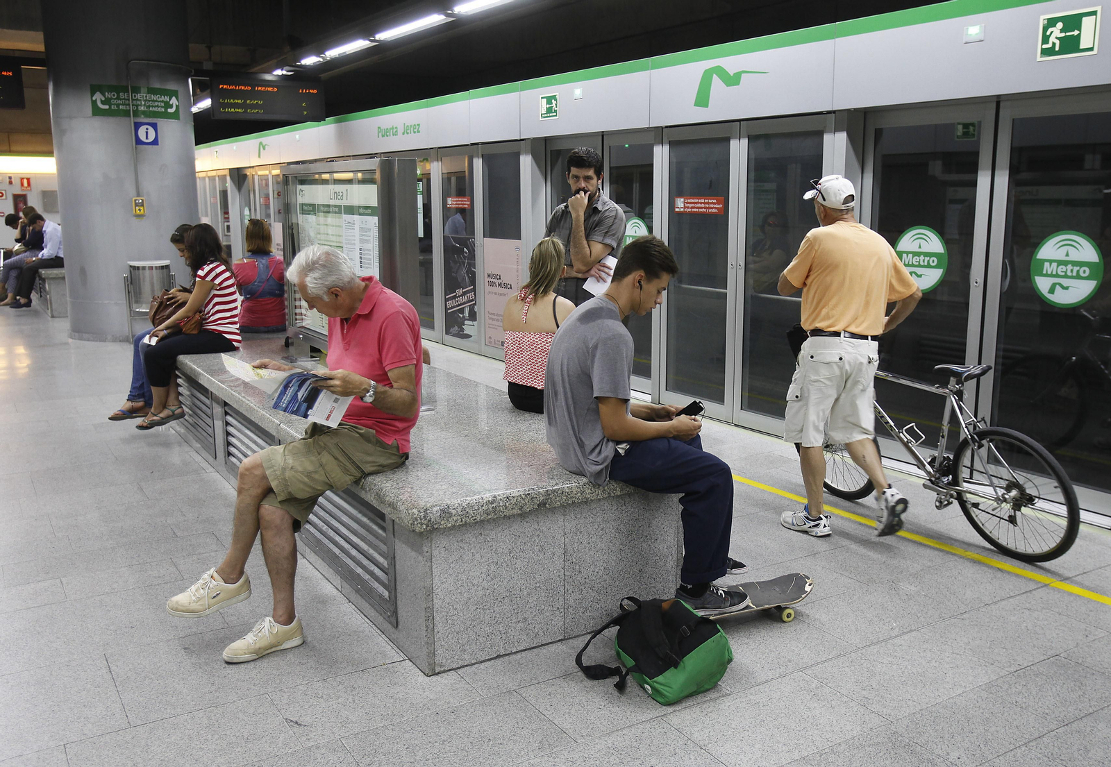 Usuarios del Metro en una de las estaciones.