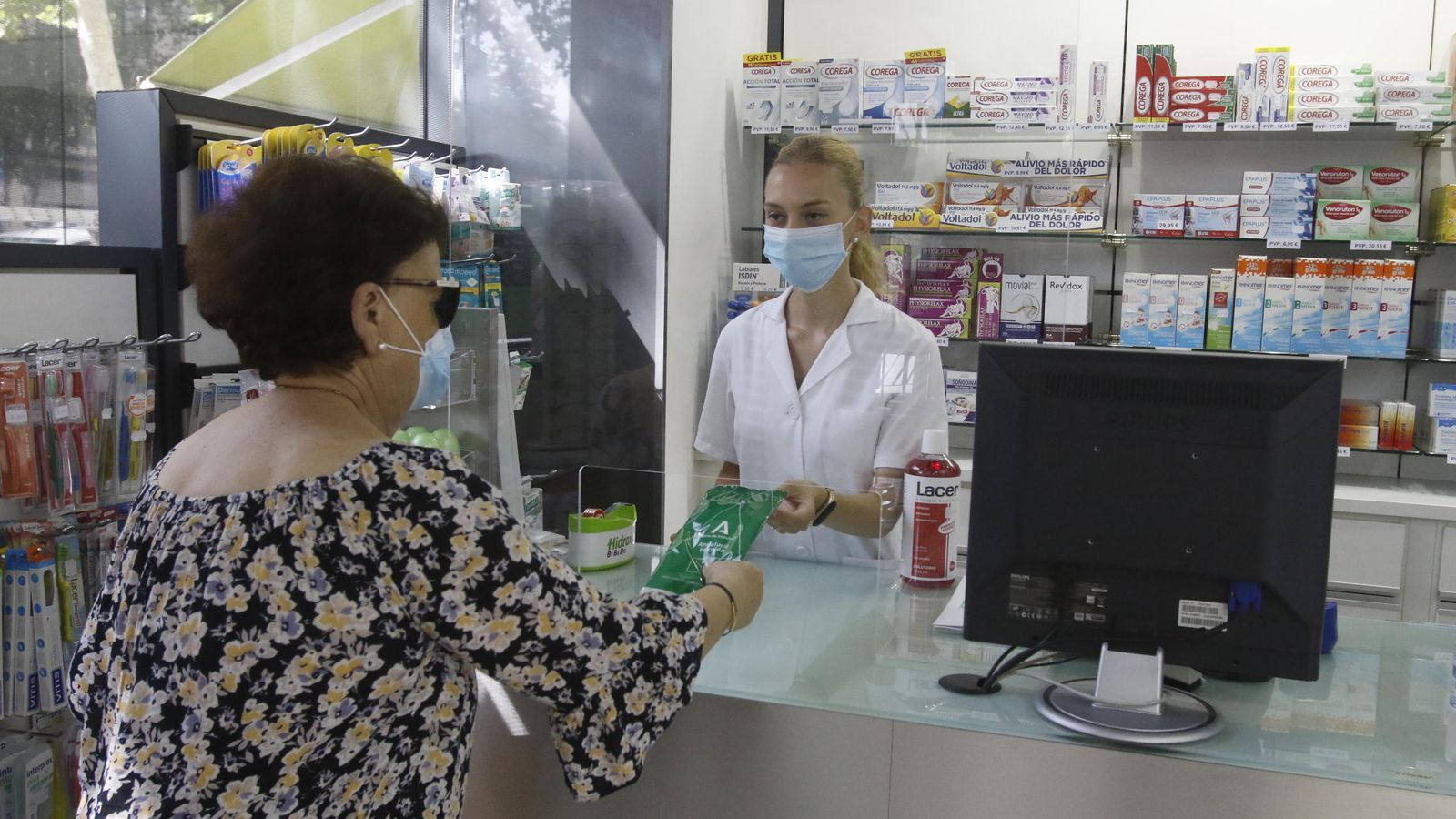 Reparto de mascarillas en la farmacia Ávila