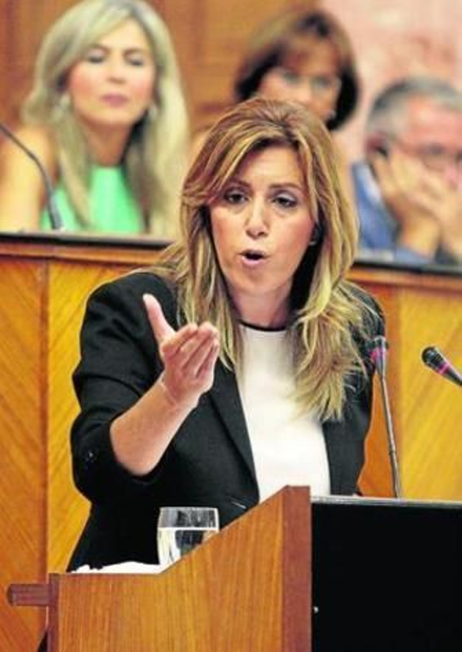 Susana Díaz se dirige al PP durante el debate de investidura.