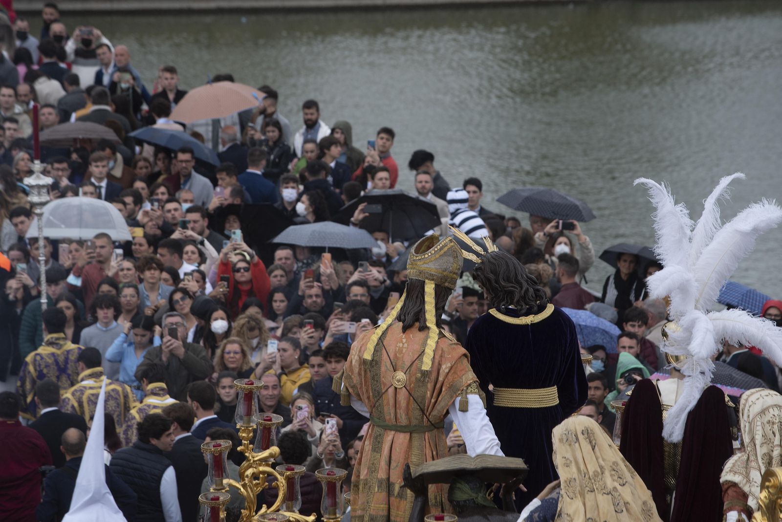 El misterio de San Gonzalo atraviesa un puente de Triana donde abundan los paraguas.