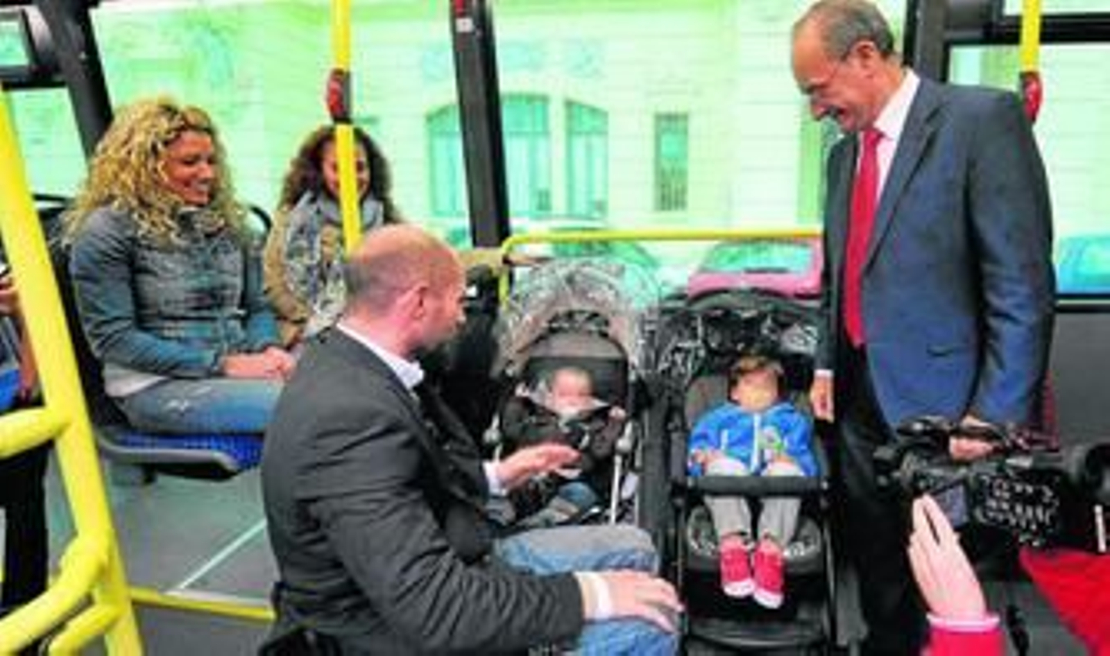 El alcalde y el concejal de Movilidad muestran la nueva forma de viajar permitida para los bebés, dentro del carrito.