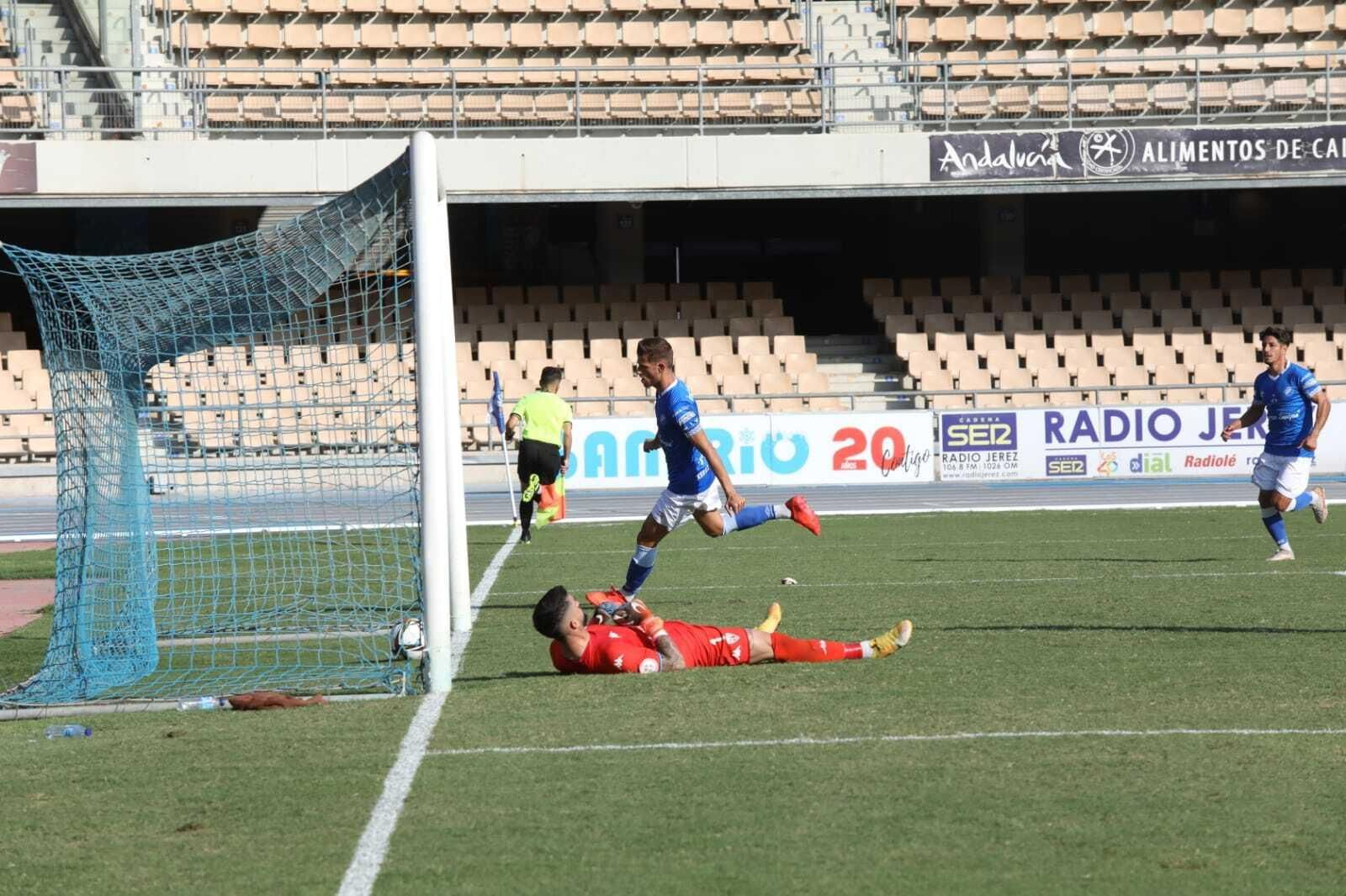 Máyor celebra su gol de penalti con De la Calzada en el césped ya batido. Máyor celebra su gol de penalti con De la Calzada en el césped ya batido.