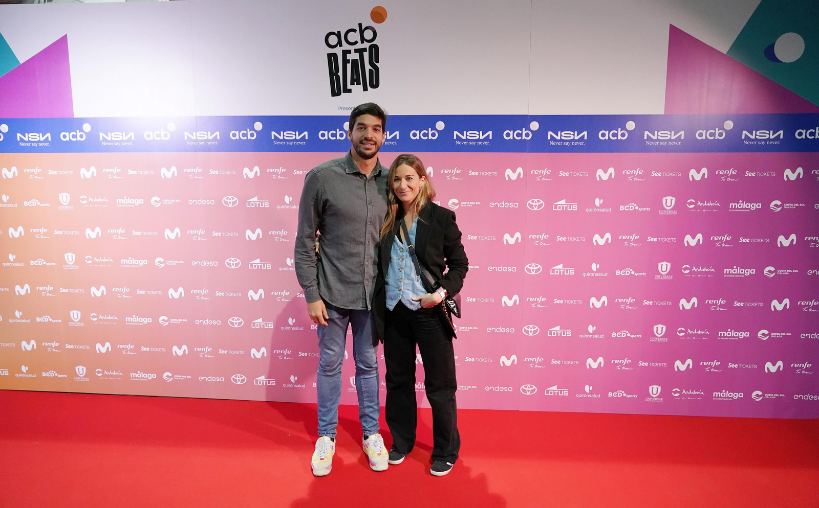 La alfombra roja del concierto de Lola Índigo que abre la Copa del Rey de Málaga