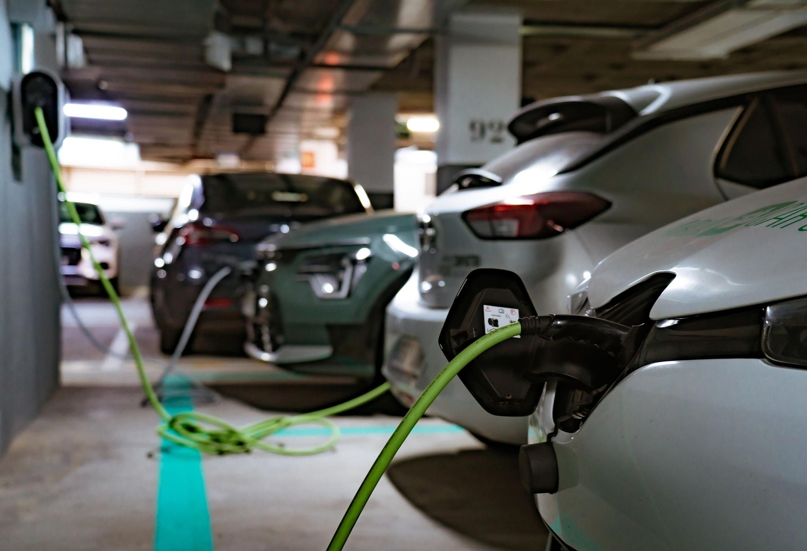 Párking en Madrid de vehículos de coches eléctricos Arval. Párking en Madrid de vehículos de coches eléctricos Arval.