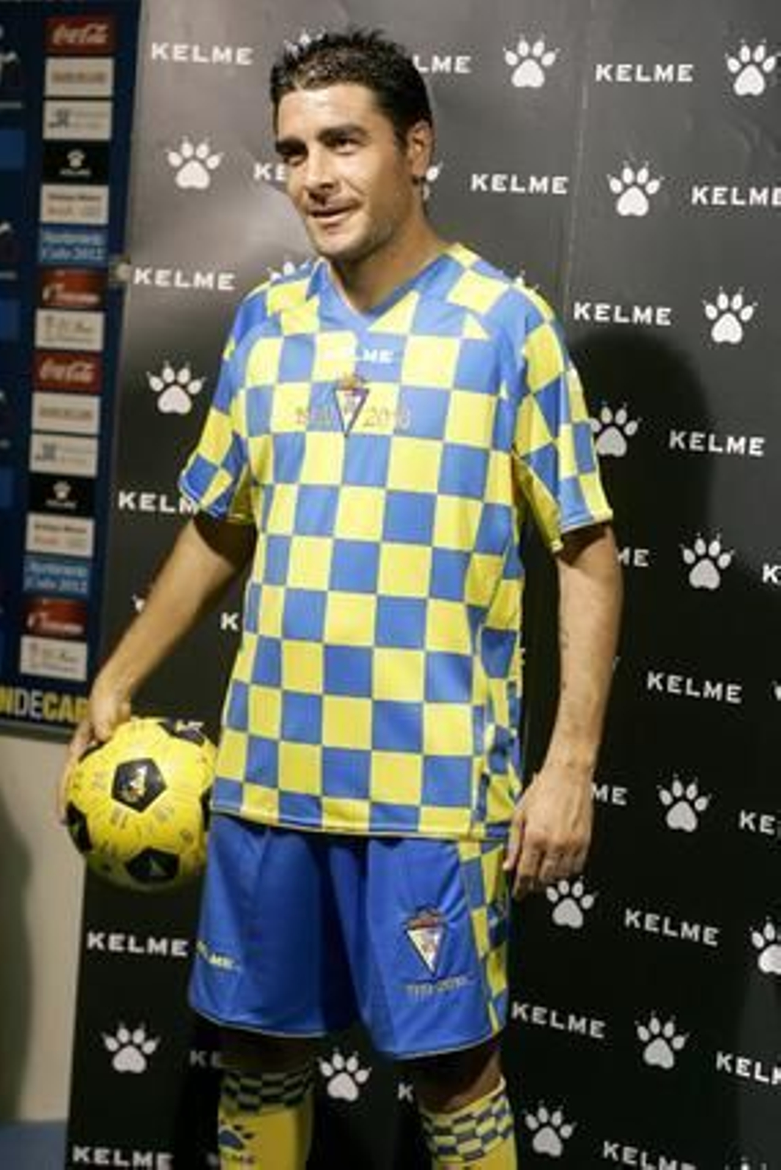 La camiseta luce un curioso diseño a cuadros amarillos y azules, con pantalón azul y medias amarillas. 

Foto: Jesus Marin