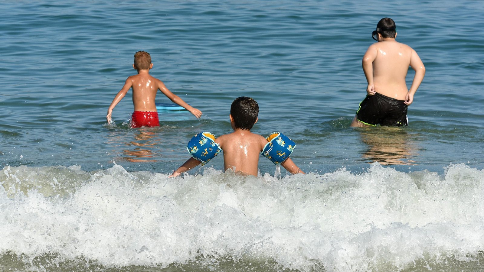 Fotos de la tarde en la playa del El Rinconcillo en plena ola de calor