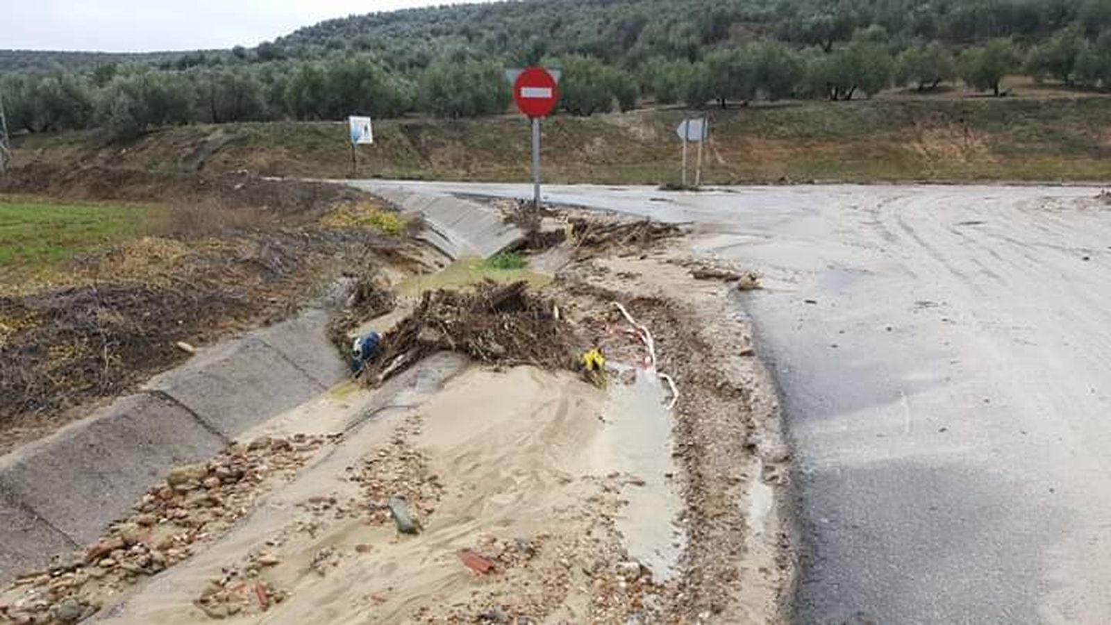 Cruce con lodo en el Alto Guadalquivir.