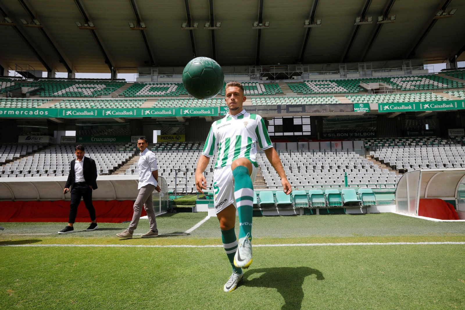 Las mejores fotos de la presentación de Isma Ruiz como jugador del Córdoba CF Las mejores fotos de la presentación de Isma Ruiz como jugador del Córdoba CF