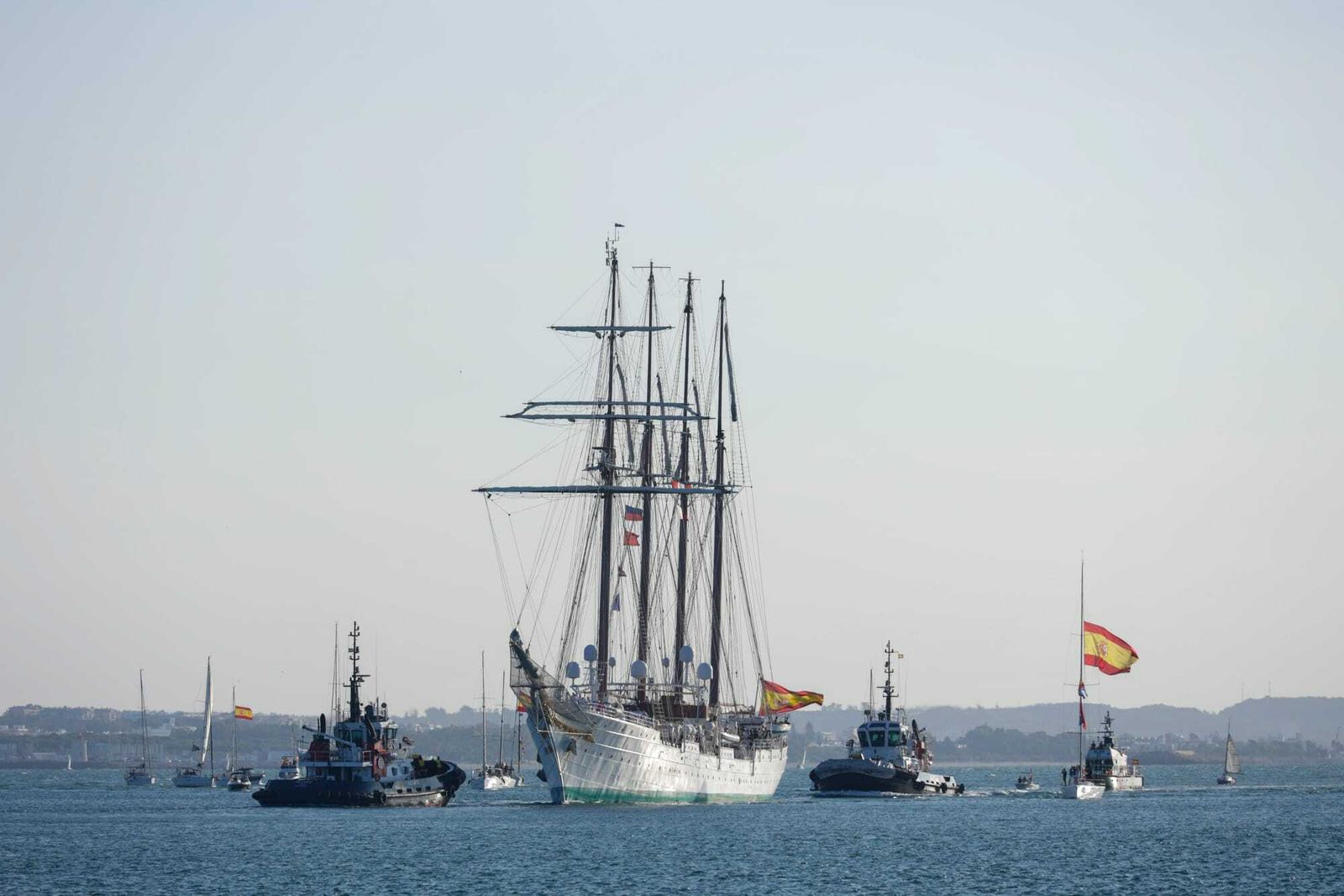 Llegada del 'Juan Sebastián de Elcano' al puerto de Cádiz.