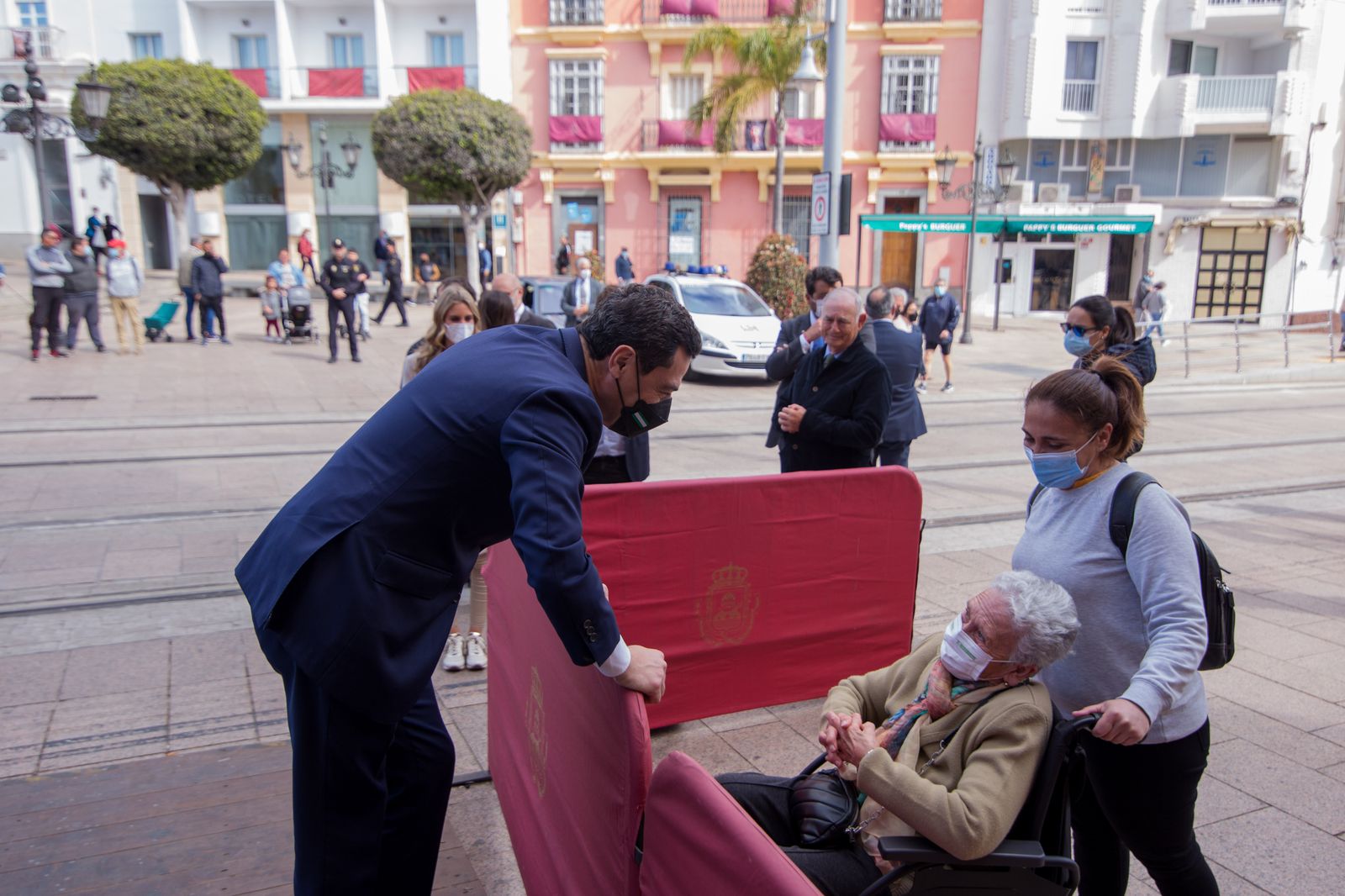 Así ha sido la visita del presidente de la Junta a las hermandades del Lunes Santo de San Fernando