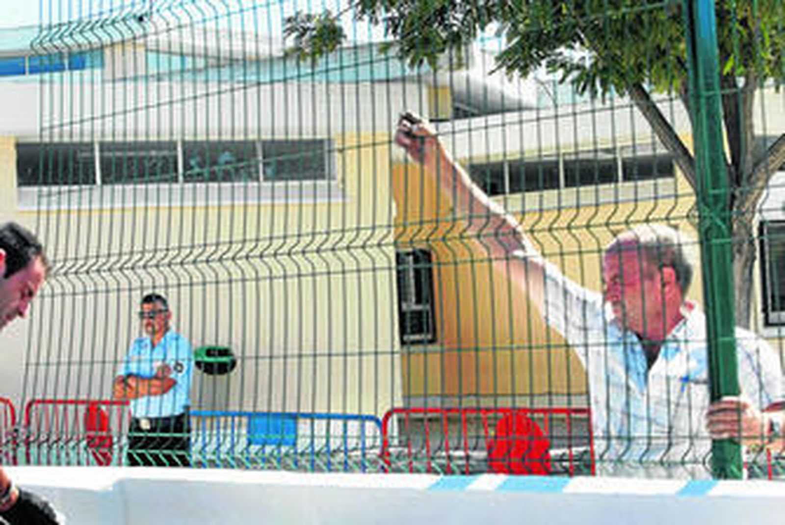 La reposición de la valla del colegio José Luis Poullet no se inició hasta el día de ayer, primera jornada del nuevo curso.