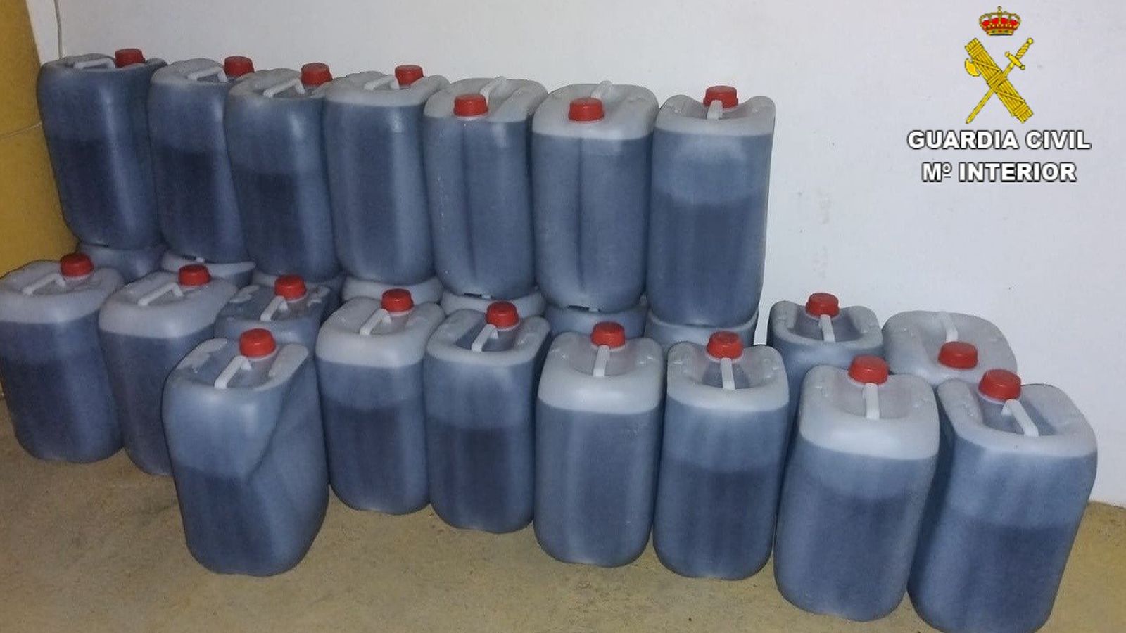 Garrafas encontradas en el interior de las furgonetas.