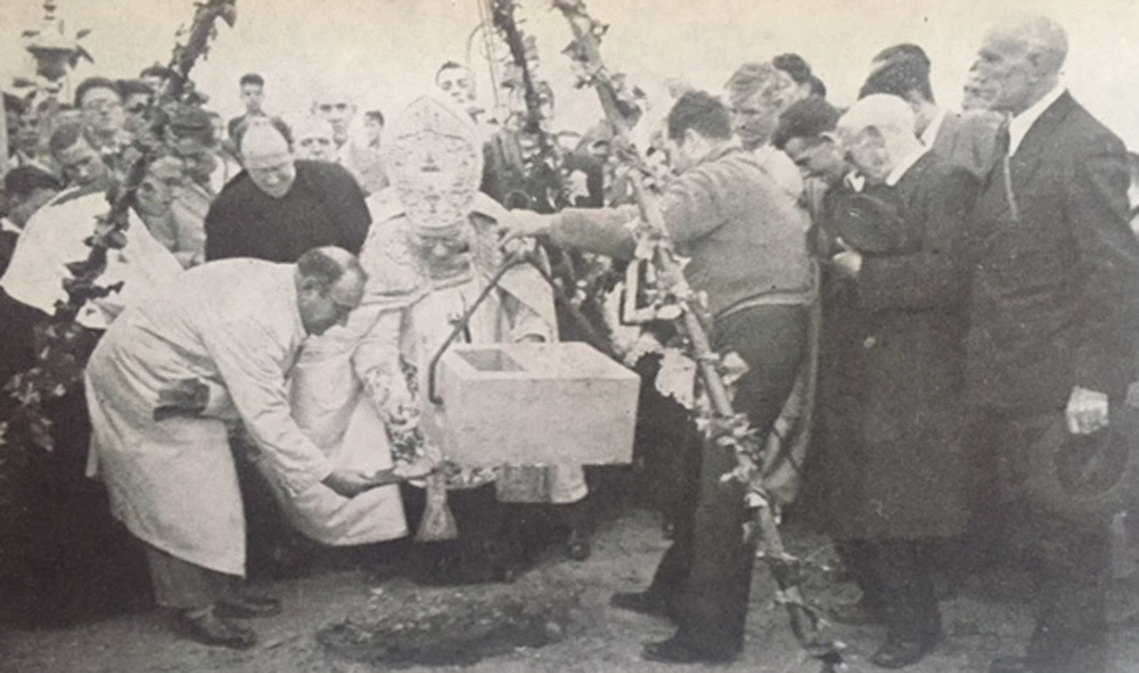1942 hace 75 añosPrimera piedra del colegio de San Felipe Neri (extramuros)