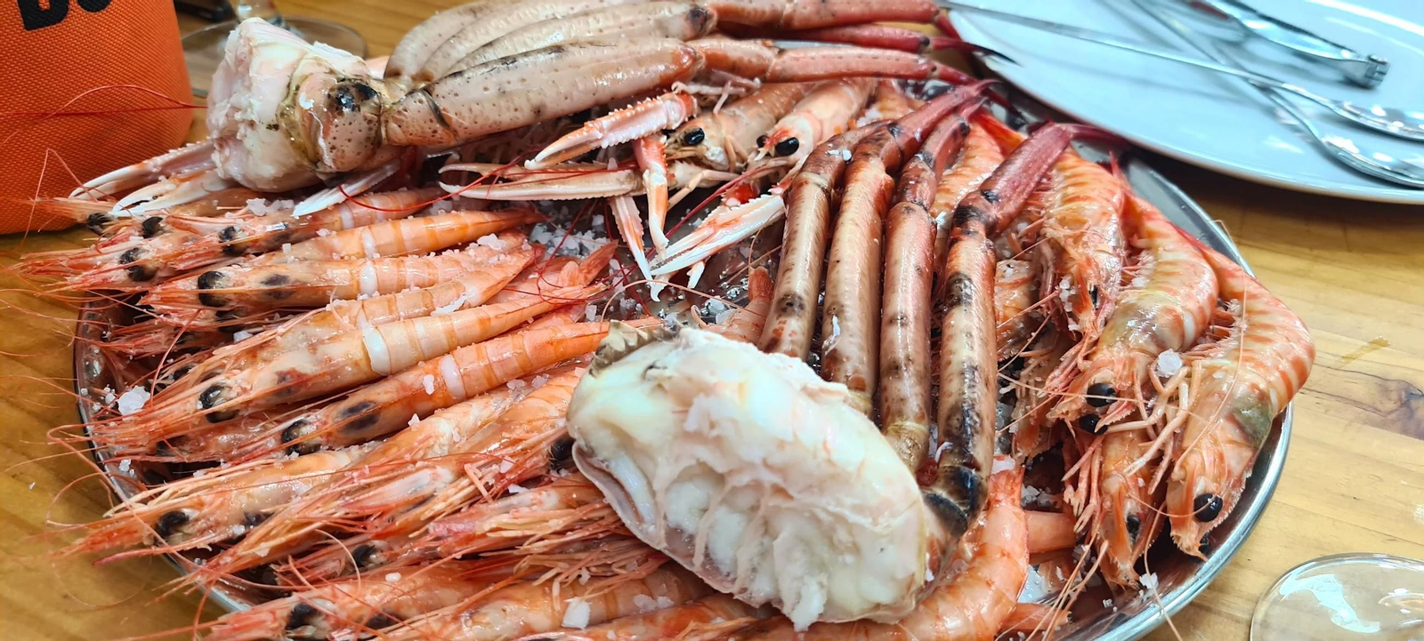 Una buena mariscada por 65 euros y una botella de vino blanco de regalo, ¿qué mejor plan?