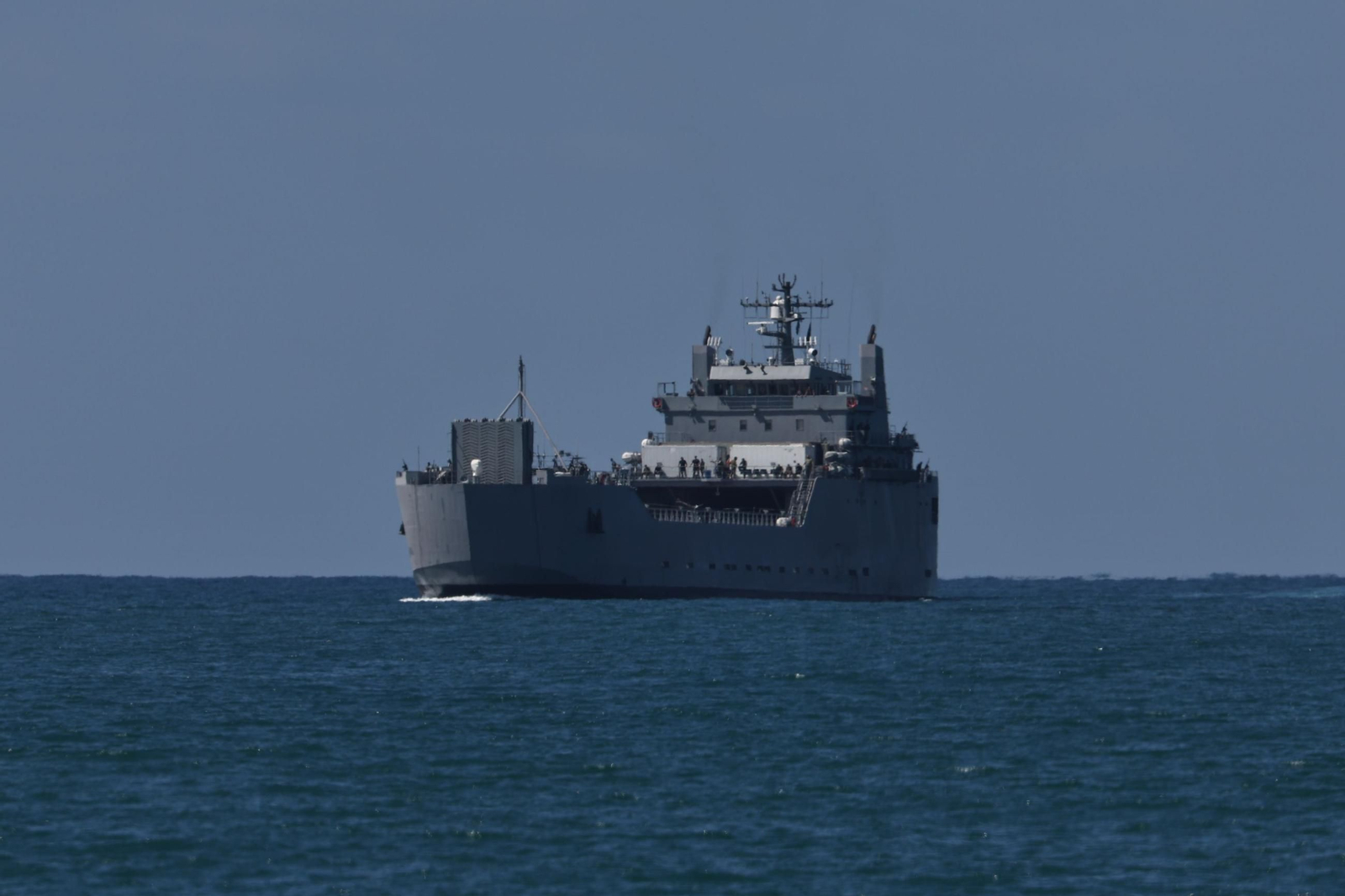 Un buque de la armada israelí llega al puerto de Ashdod.