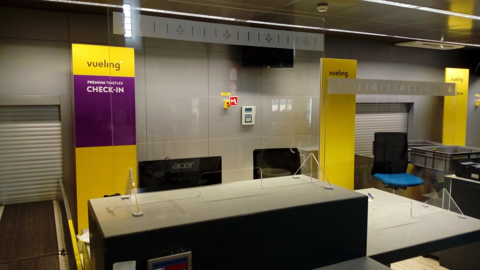 Mamparas en los mostradores de facturación.