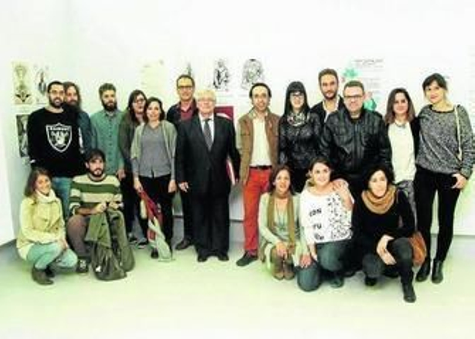 Ana del Mar López con Alfonso Rubí y varios de los ilustradores que participan en la exposición. Ana del Mar López con Alfonso Rubí y varios de los ilustradores que participan en la exposición.