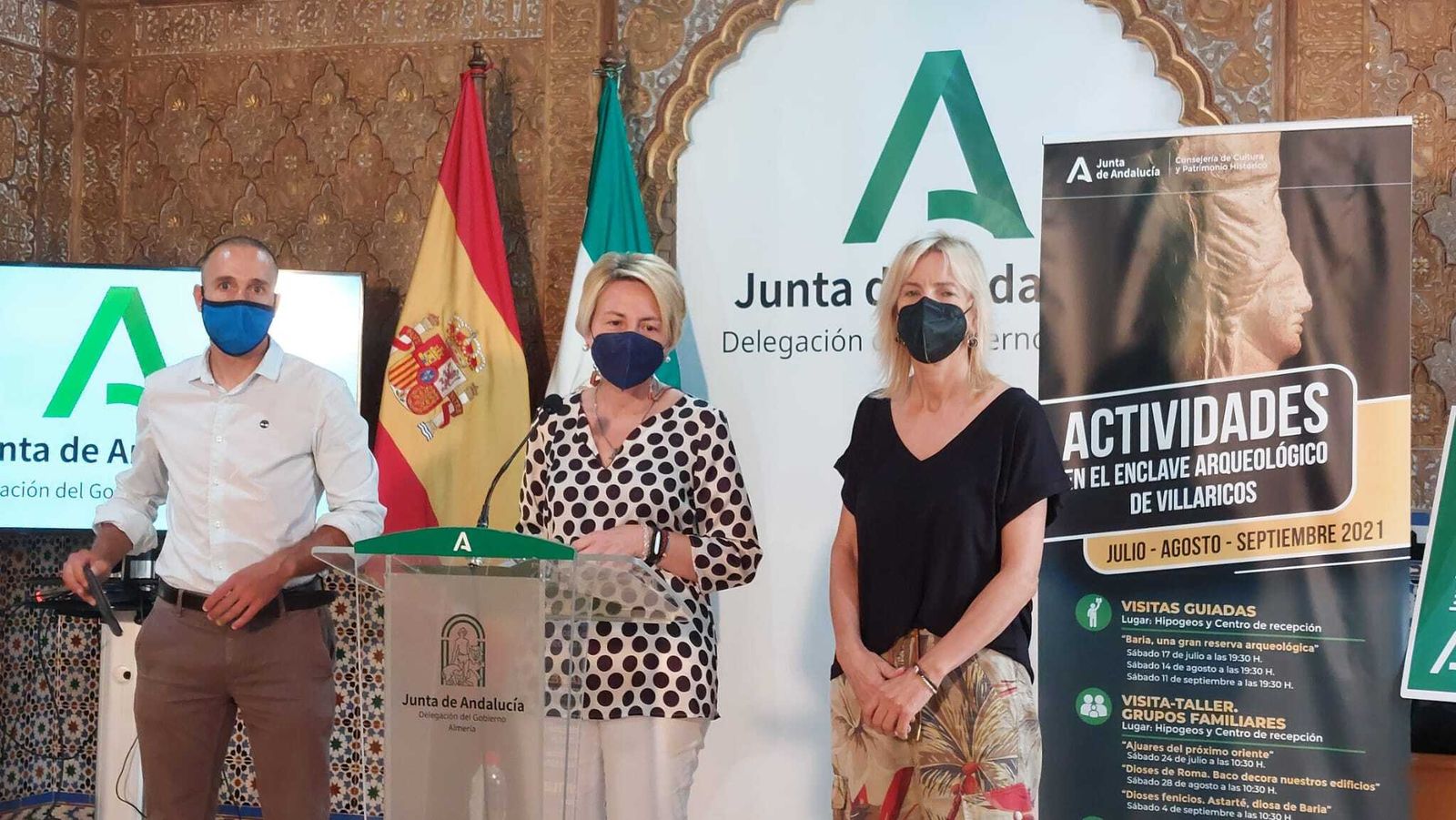 La delegada de Cultura, Eloisa Cabrera con Carmen Méndez y Diomedes Parra.
