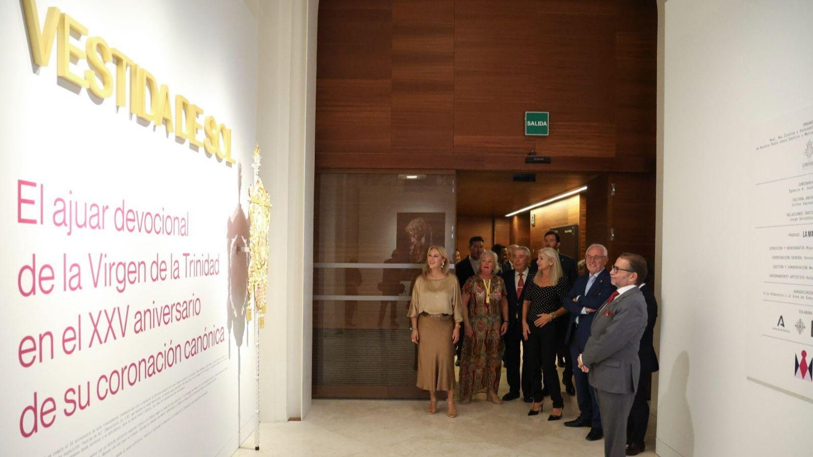 Carolina España, consejera de Economía, Hacienda y Fondos Europeos de la Junta, visitando la exposición 'Vestida de Sol'