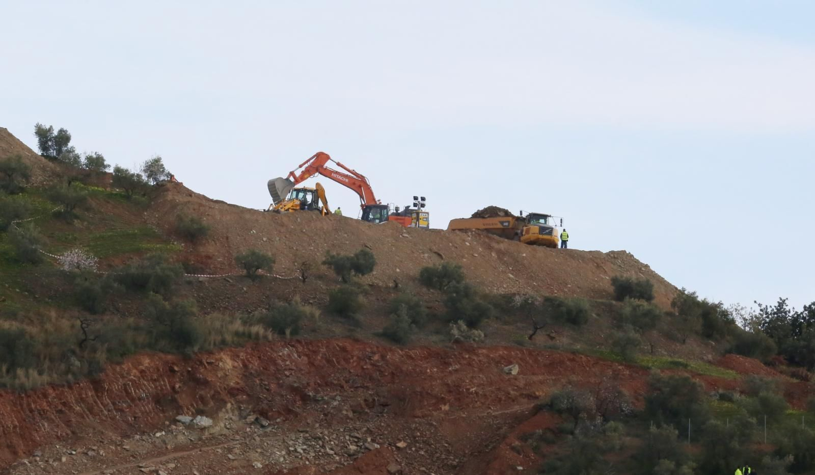 Trabajos de excavación de este jueves en el pozo de Totalán.