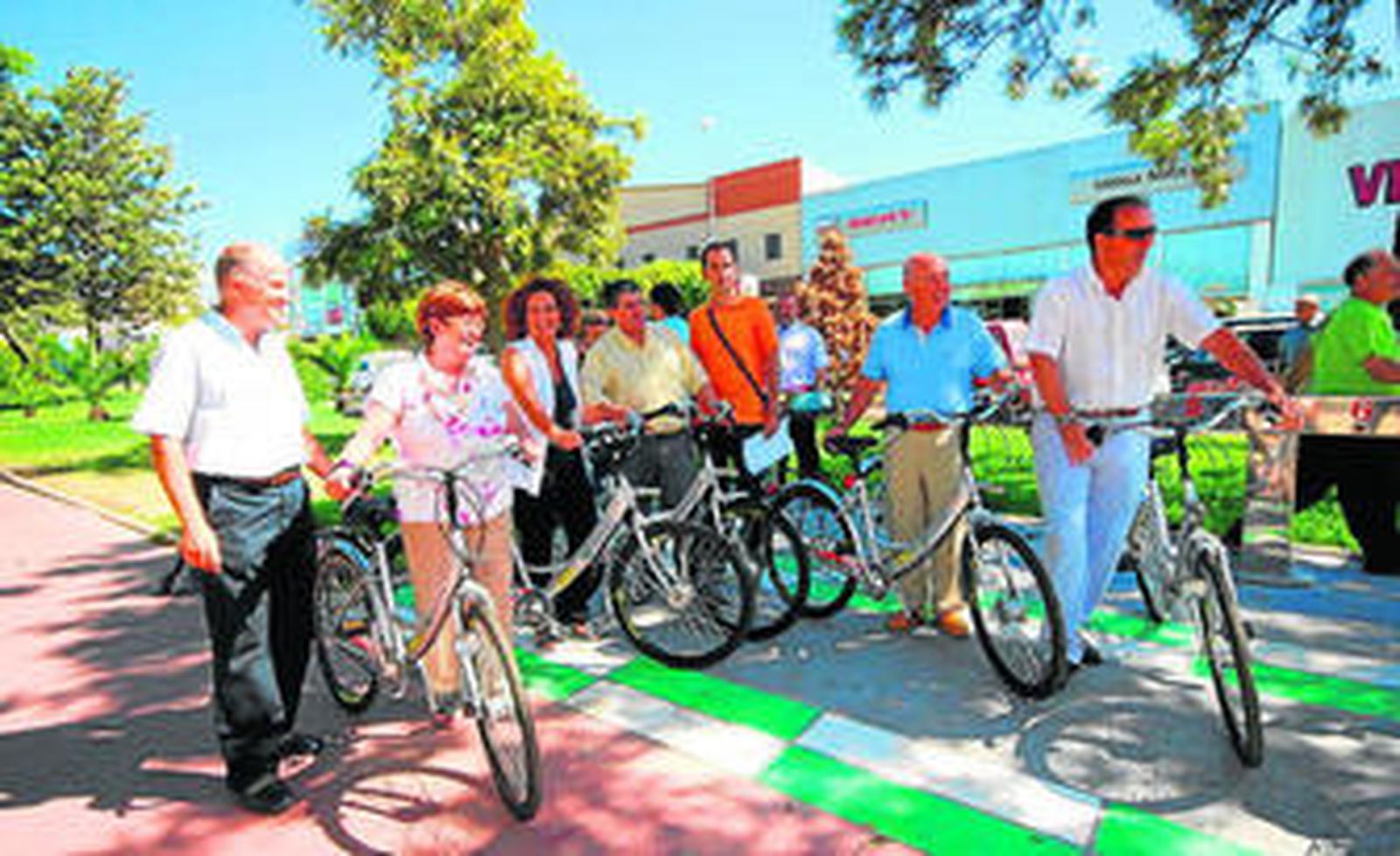 La alcaldesa de Vélez, la segunda por la derecha, con miembros del equipo de gobierno.