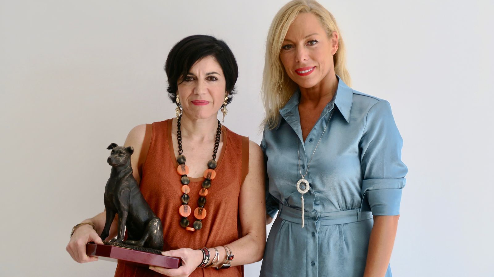 Pilar de Lara posa con el trofeo y la fundadora de la protectora de animales