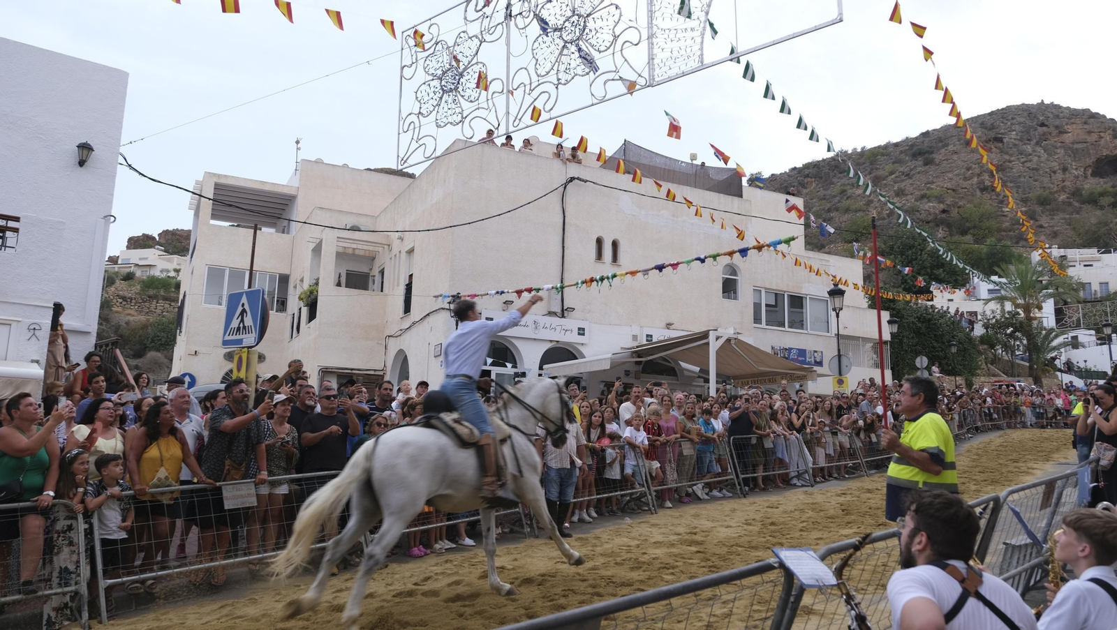 La popular carrera de cintas a caballo de las Fiestas de Mojácar, en imágenes