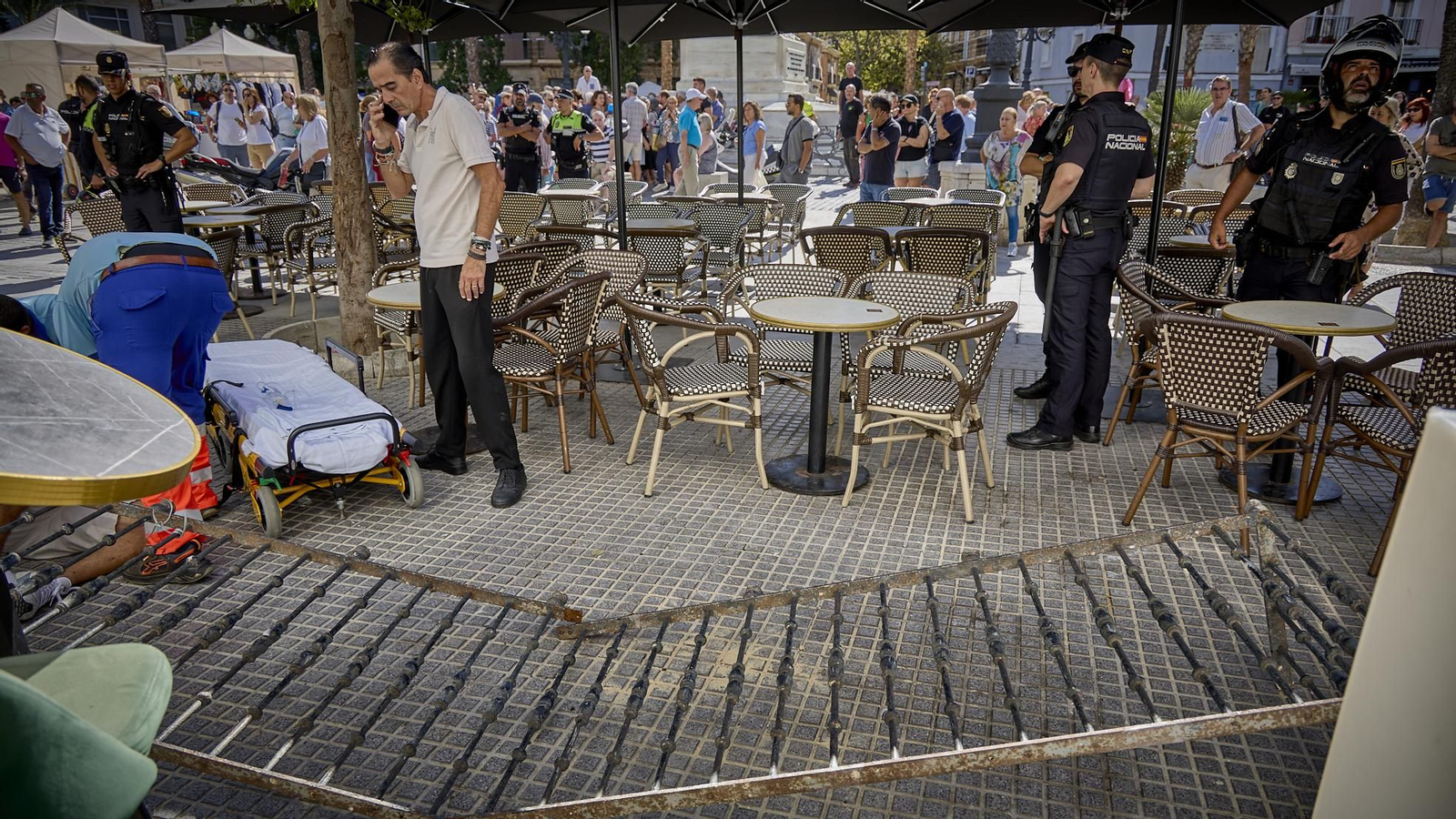 Las imágenes de la caida de un balcón sobre una persona desde una obra en la Plaza de San Juan de Dios