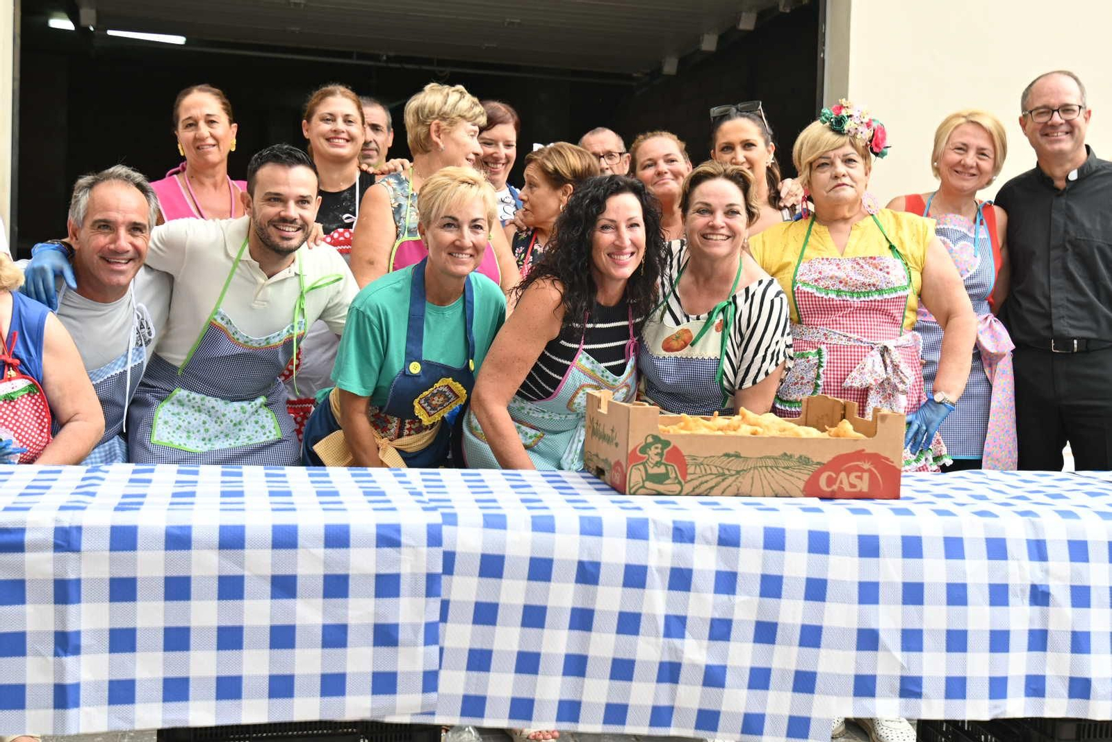 La buñuelada de las fiestas del barrio de San Vicente de Almería, en imágenes
