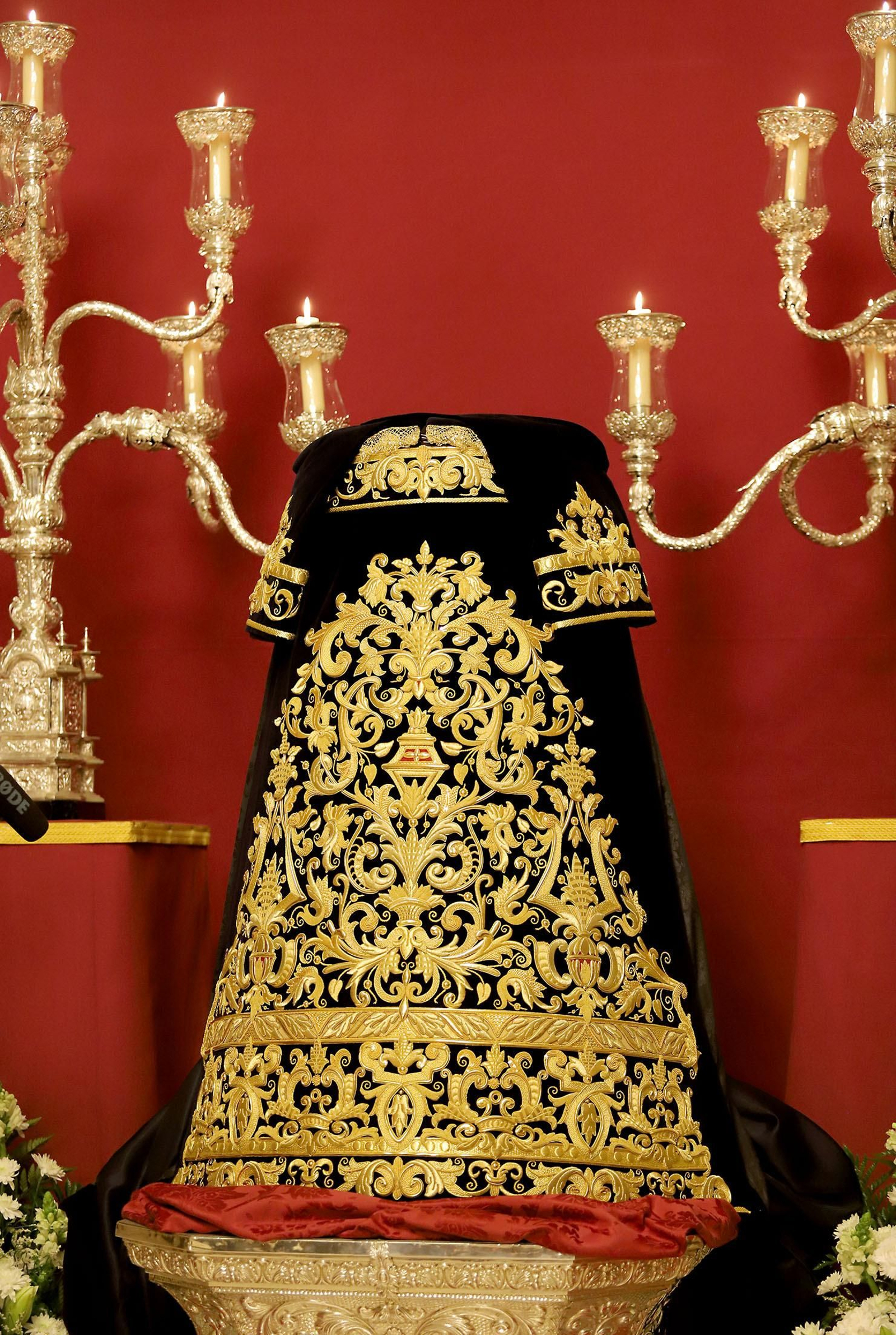 Imágenes de la presentación de la nueva saya y candelabros de cola de la Hermandad de Los Estudiantes.