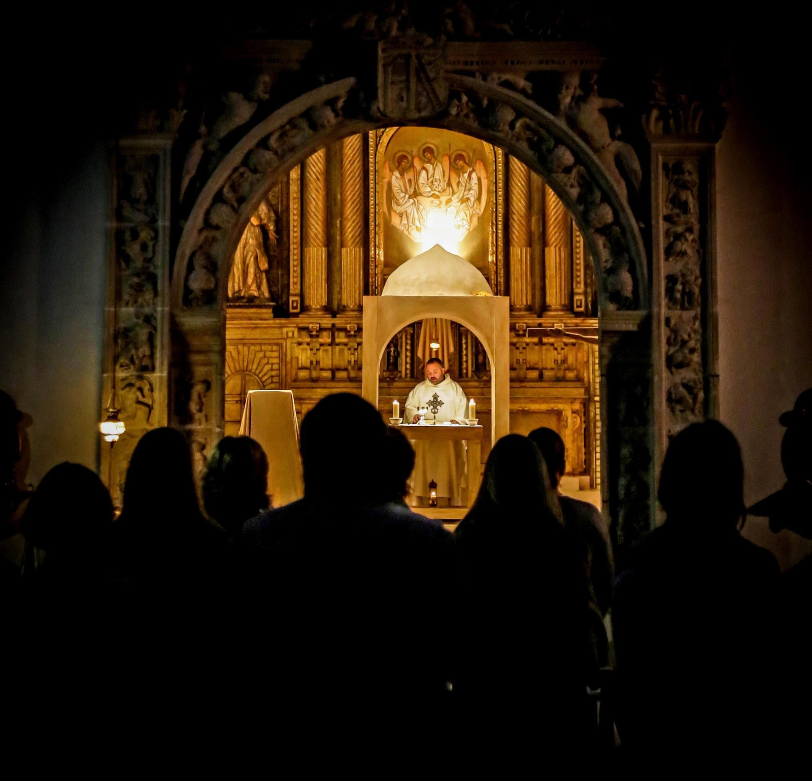 El capellán de la Cartuja celebra misa meses atrás.