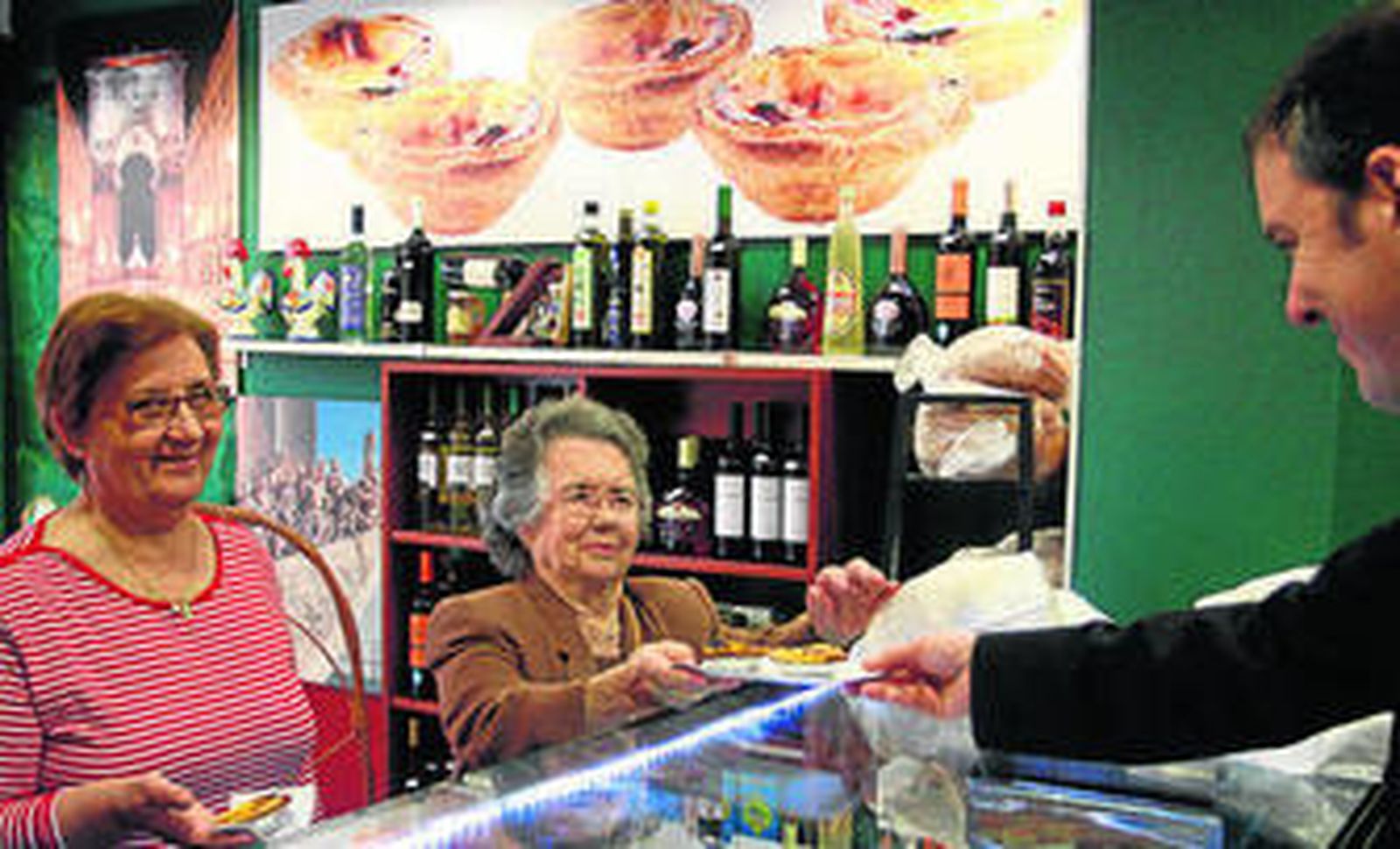 El local cuenta con una amplia selección de productos portugueses.