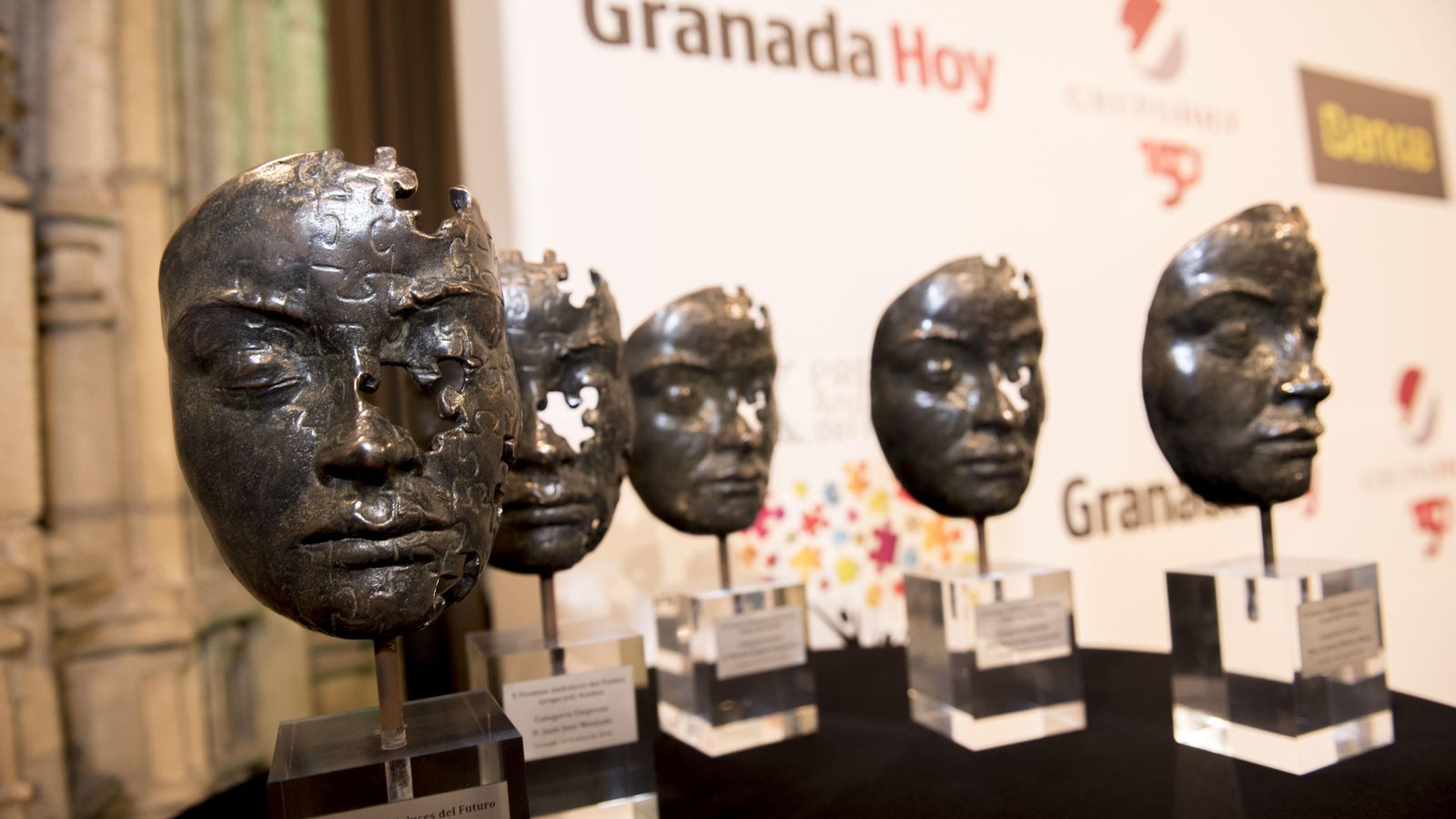 Las estatuillas de bronce son de Antonio Dubé Herdugo.