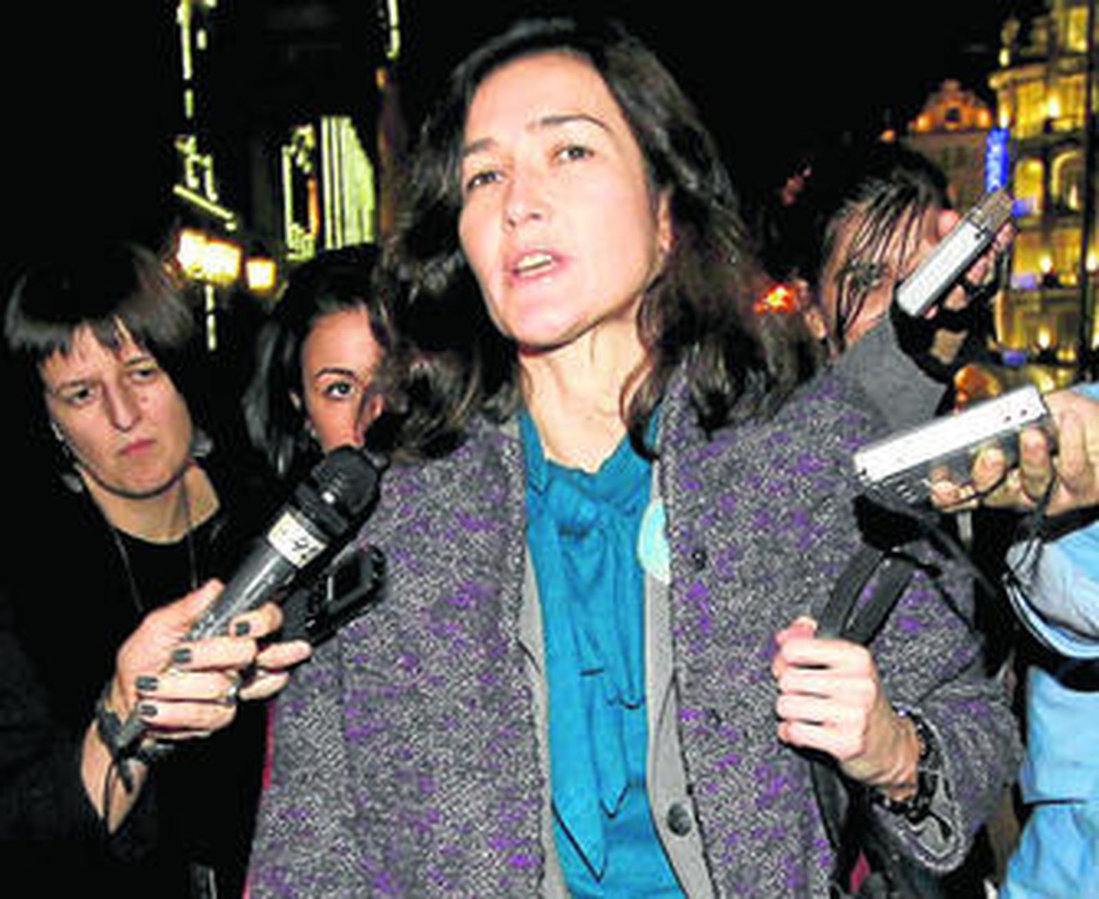 La ministra de Cultura, Ángeles González Sinde, atiende a los medios a su llegada al Congreso.