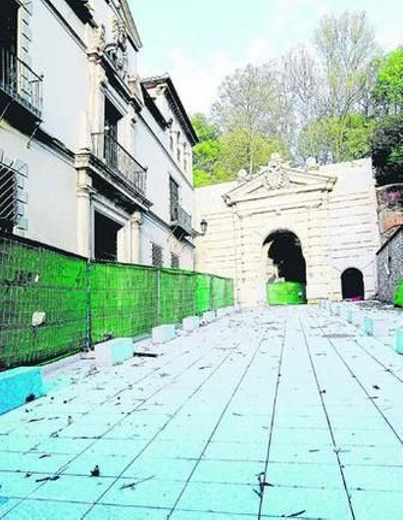 La Cuesta de Gomérez, con la Puerta de las Granadas recién rehabilitada.