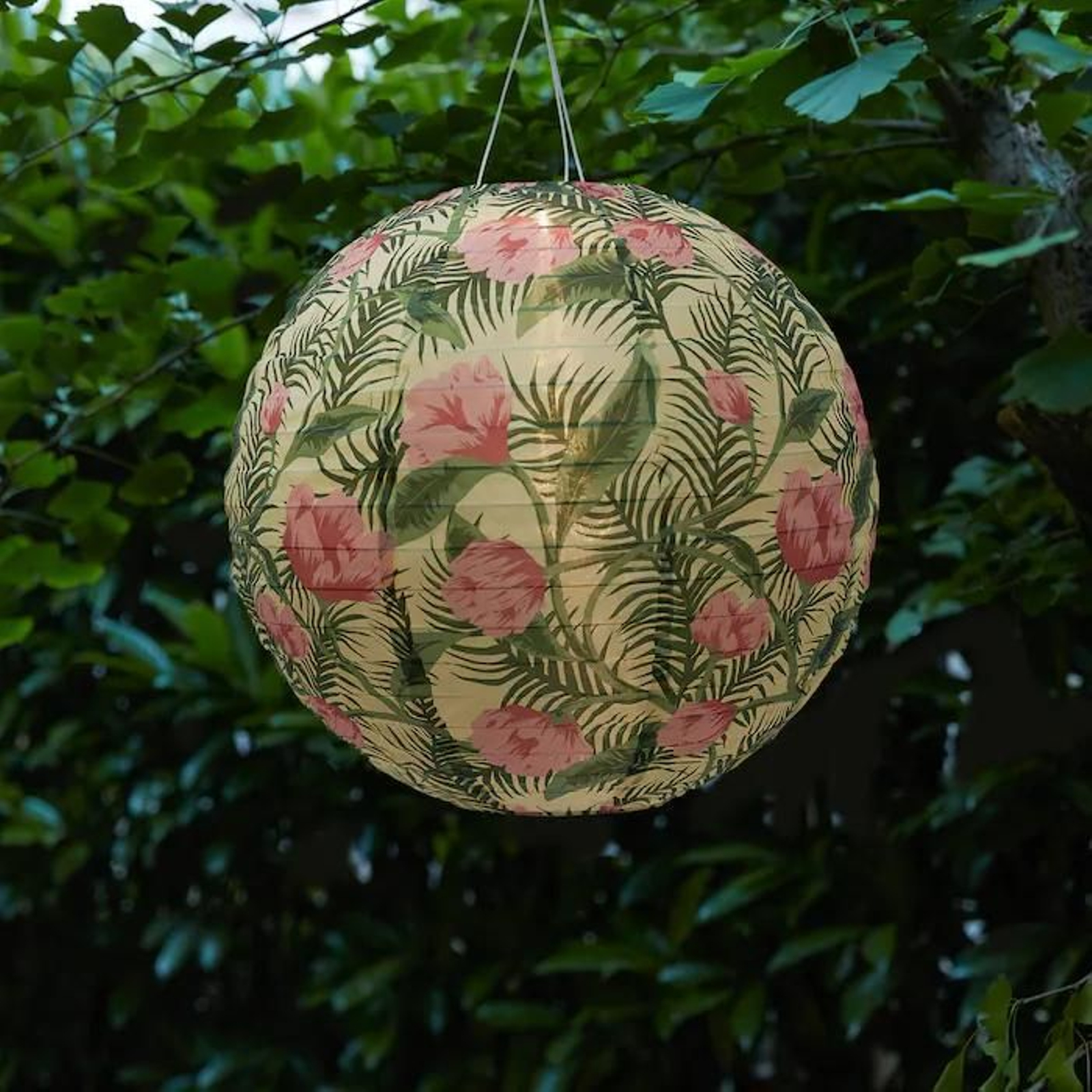 Guirnaldas camufladas con la vegetación de la terraza.