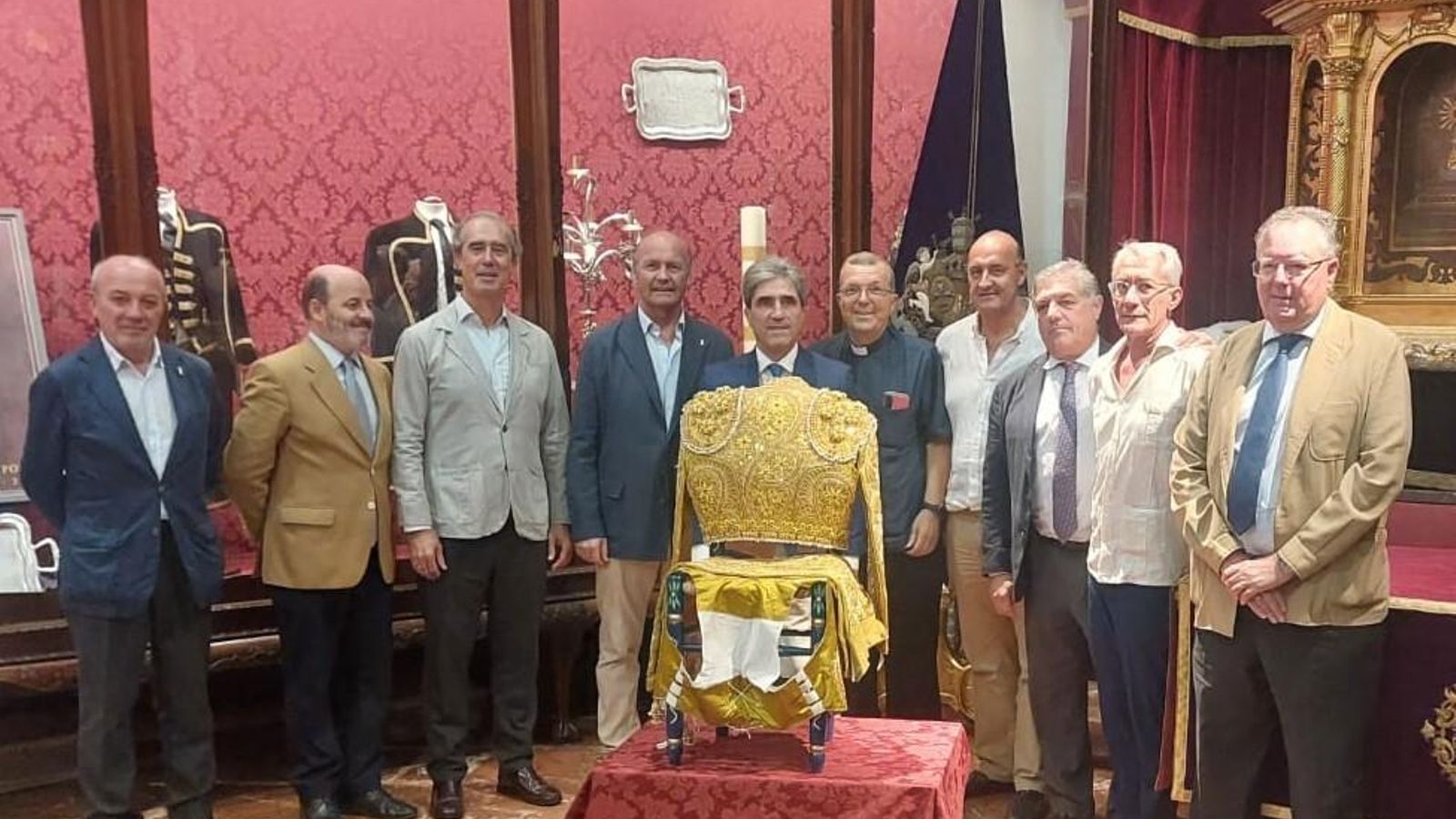 Acto de entrega del traje en las dependencias de la corporación