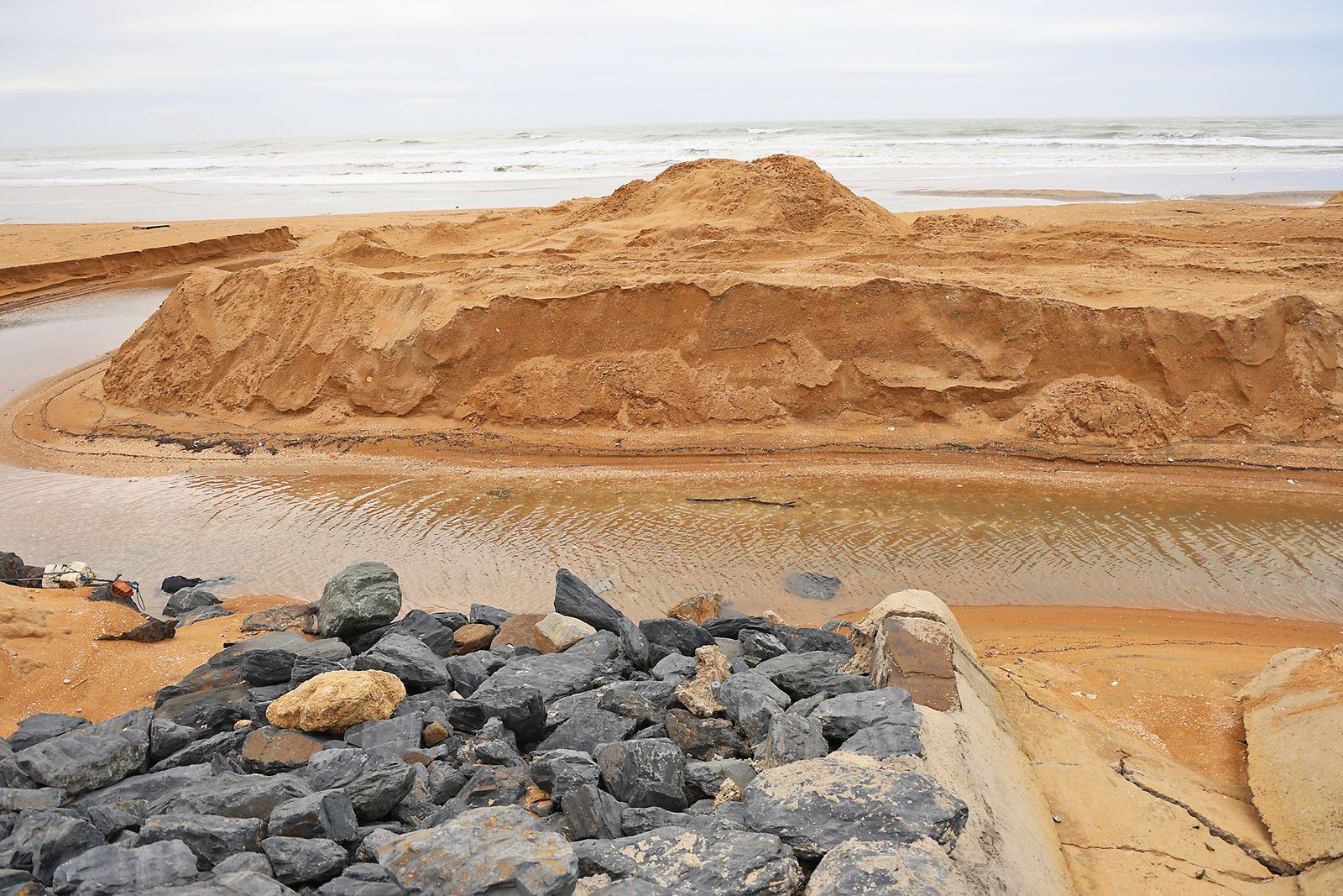 Las fotografías del aporte de arena para regenerar la playa de Matalascañas