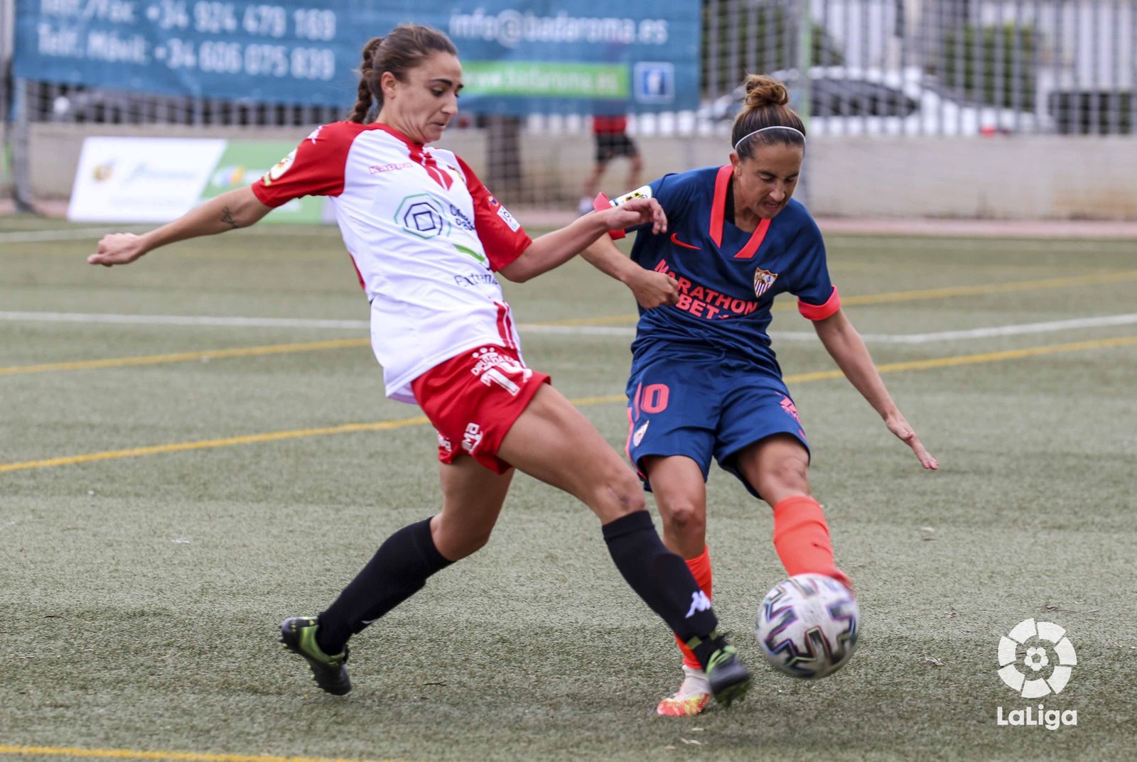 Virgy golpea la pelota ante la oposición de una rival.