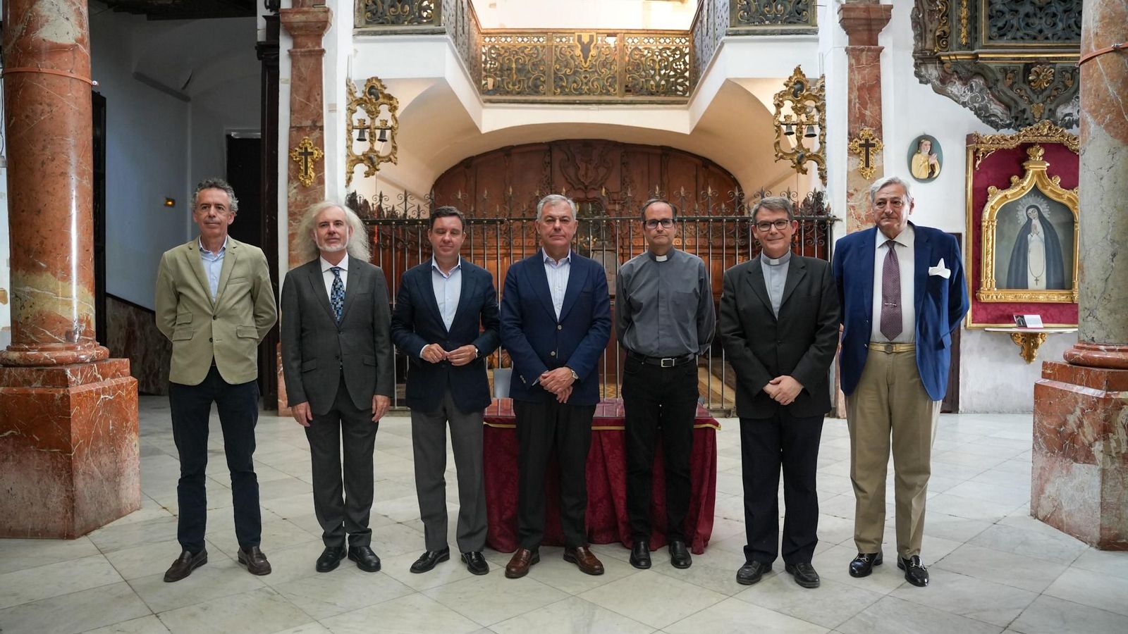 Representantes municipales y de la parroquia de San Nicolás de Bari