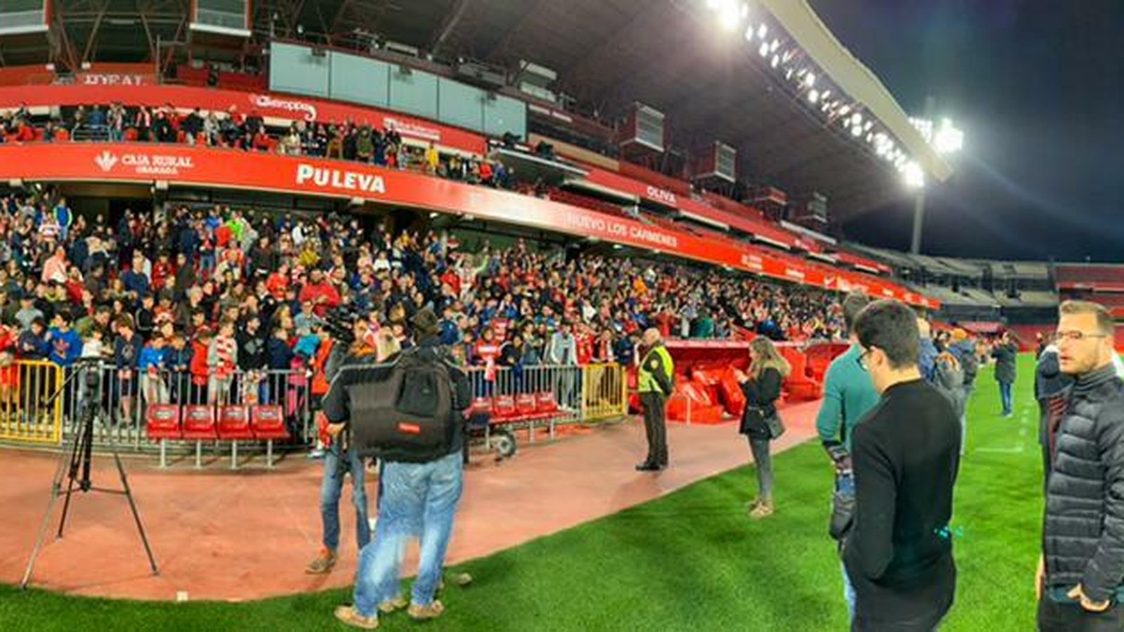 Panorámica del estadio de Los Cármenes con la afición animando al Granada CF