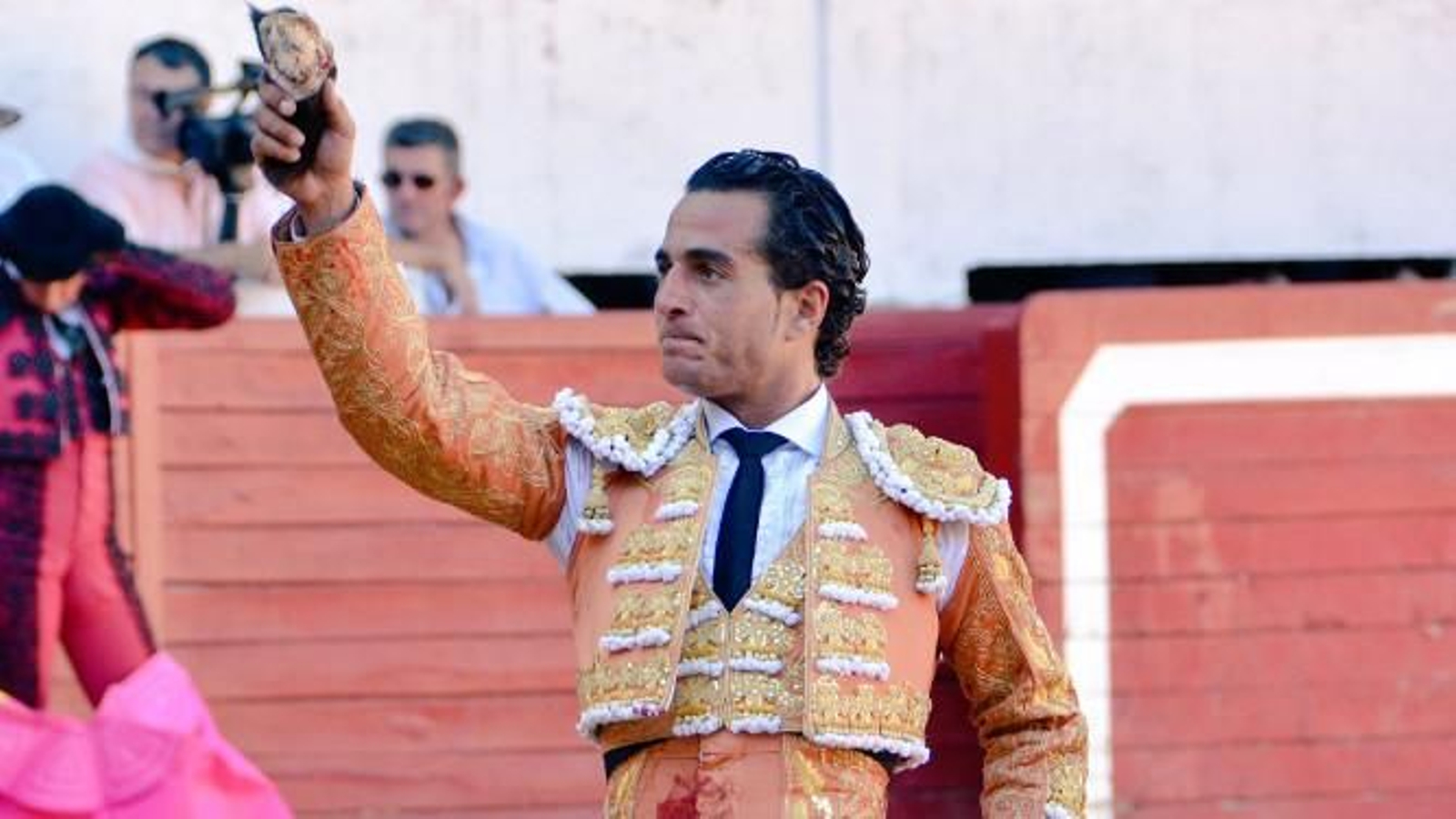 Fandiño, con la oreja que cortó al primer toro en su última corrida