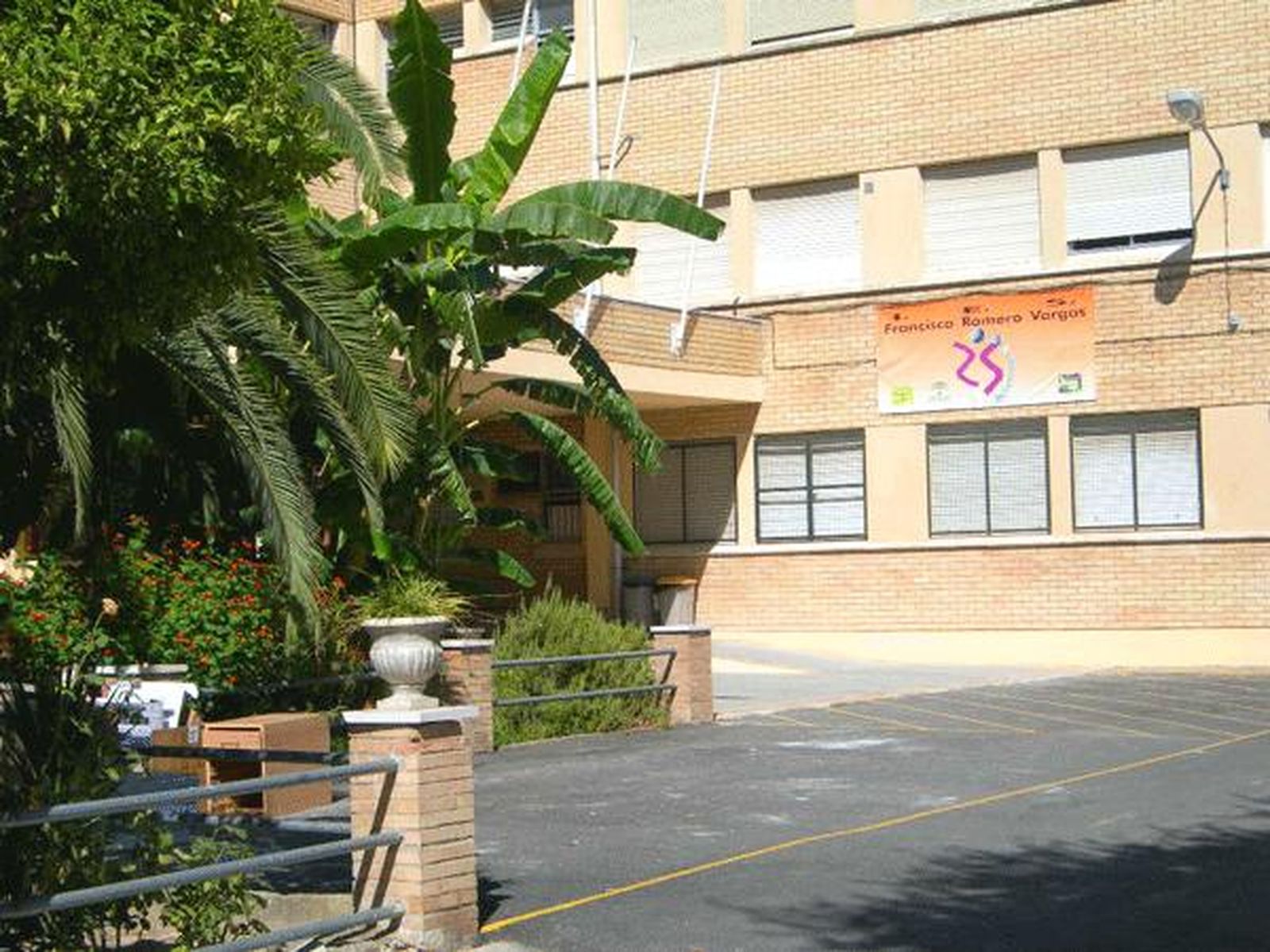 Entrada del IES Francisco Romero Vargas.