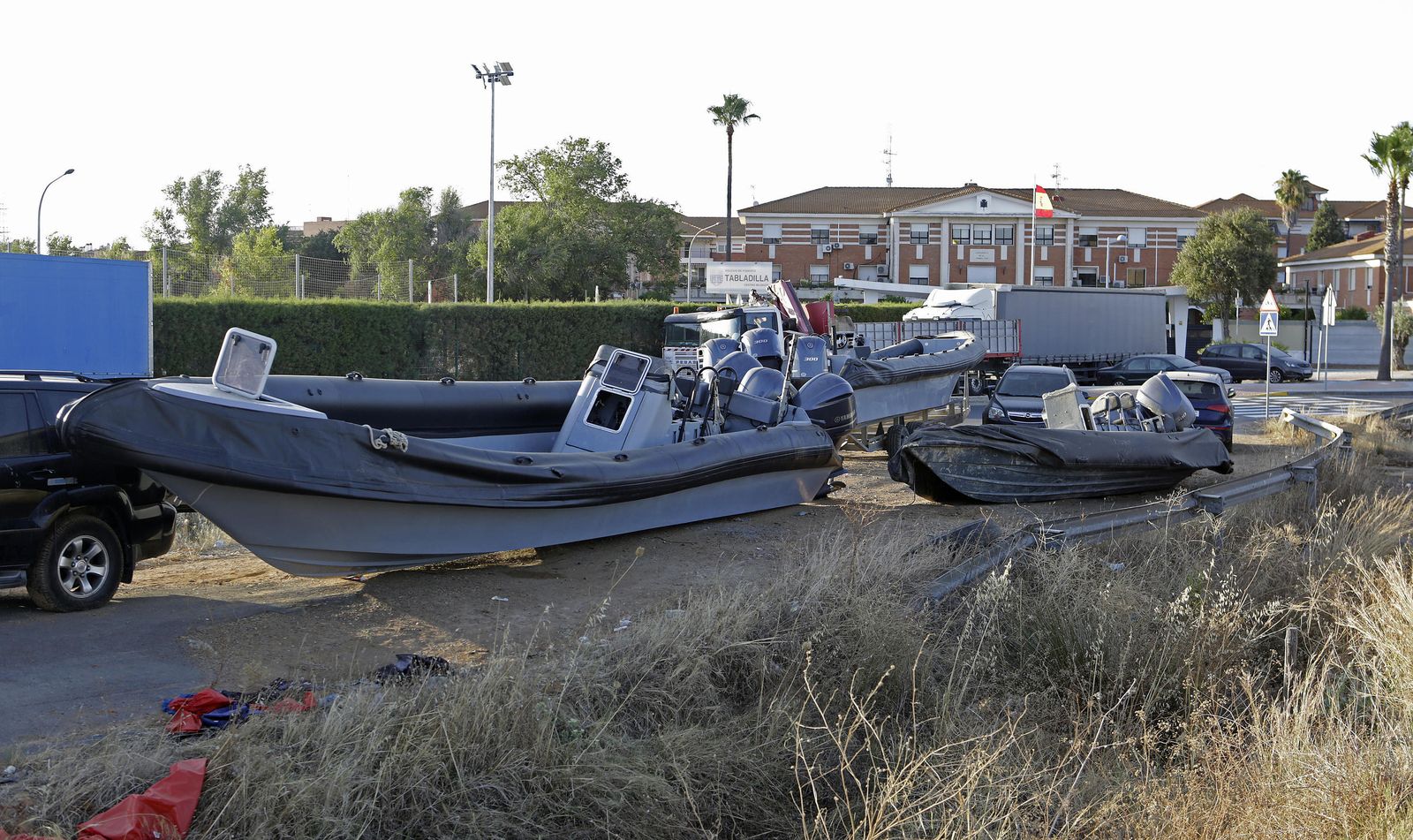 Las narcolanchas depositadas junto a la entrada del Colegio Tabladilla.