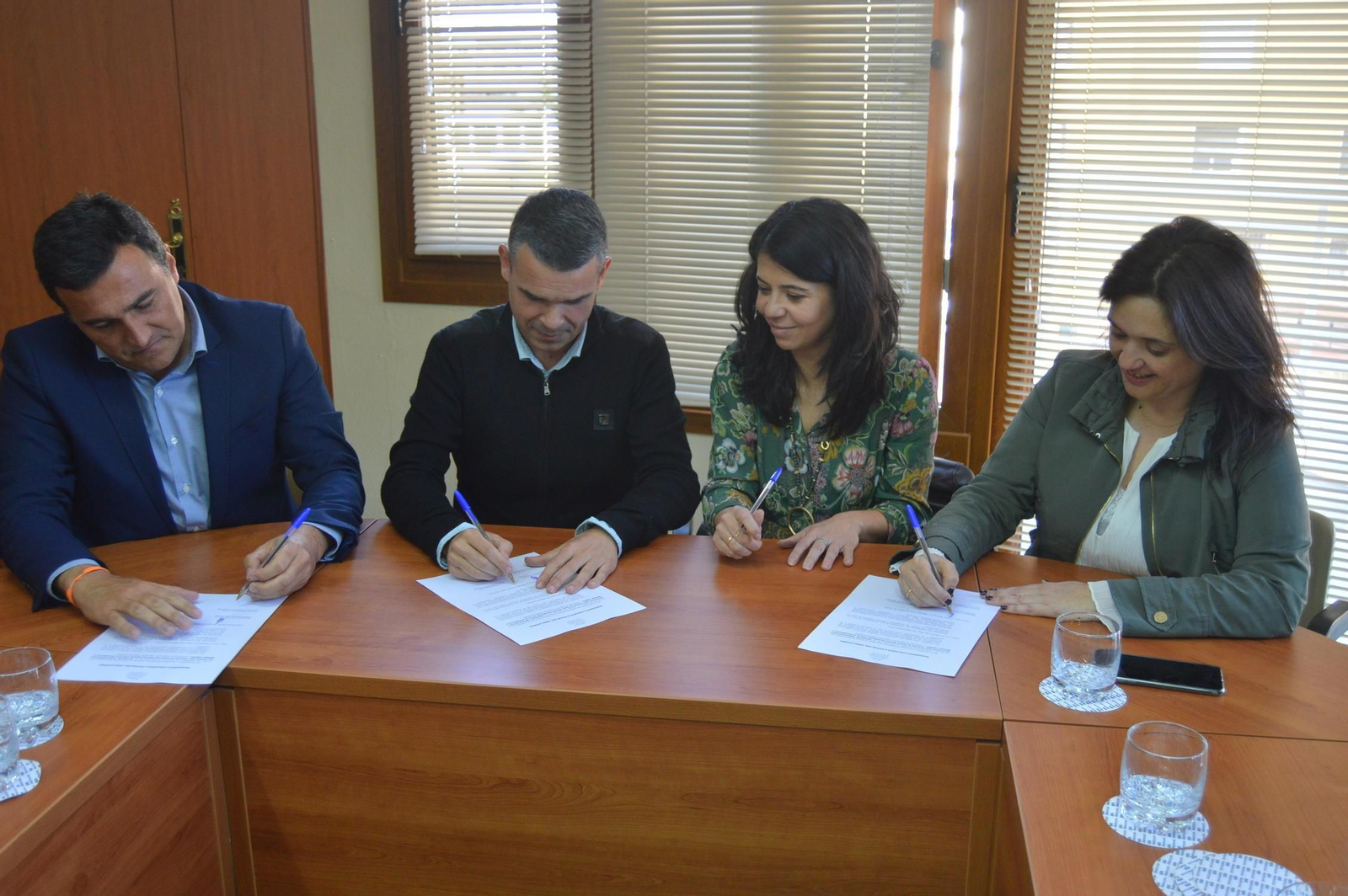 Firma del acuerdo de la Plataforma por el Tren Litoral con los partidos políticos.