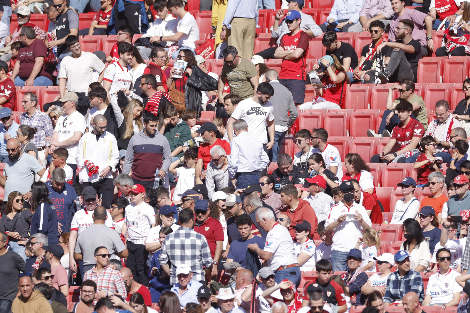 Búscate en las fotos del Sevilla-Almería