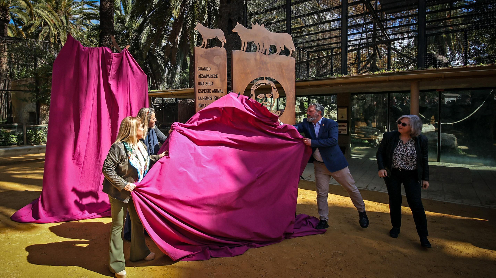 Inaugurada la plaza y el monumento en recuerdo de Félix Rodríguez de la Fuente en el Zoo de Jerez