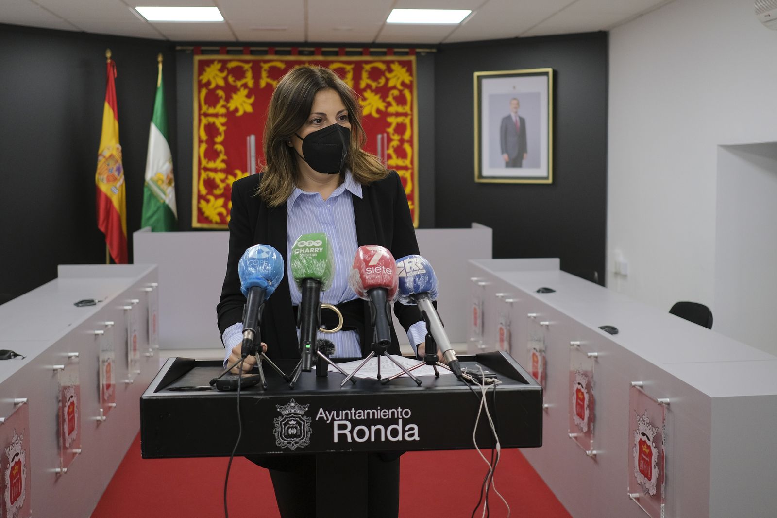 La alcaldesa de Ronda, María de la Fernández, en el salón de plenos.