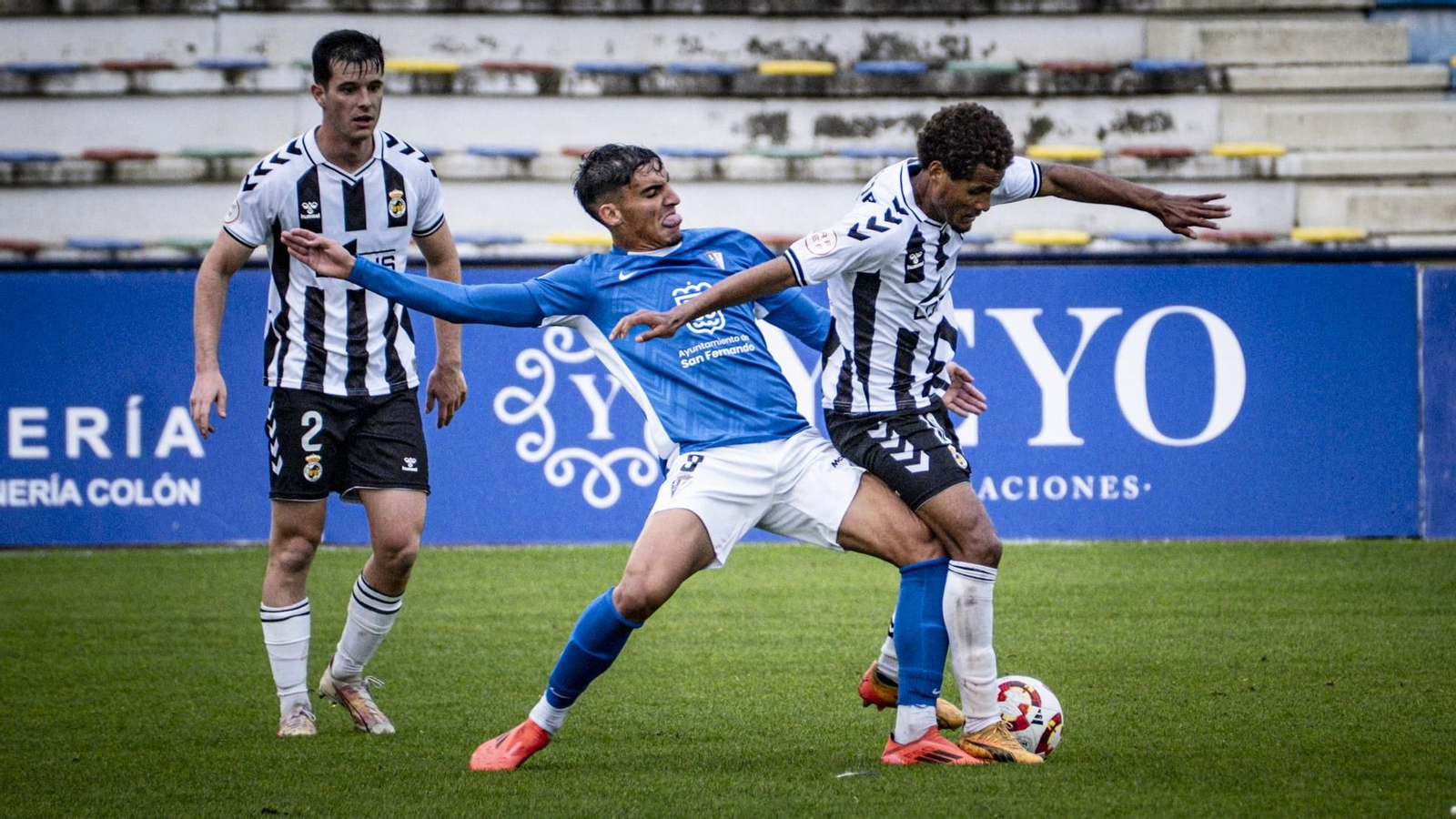 Las imágenes del partido de fútbol entre el San Fernando Club Deportivo y la Balompédica Linense